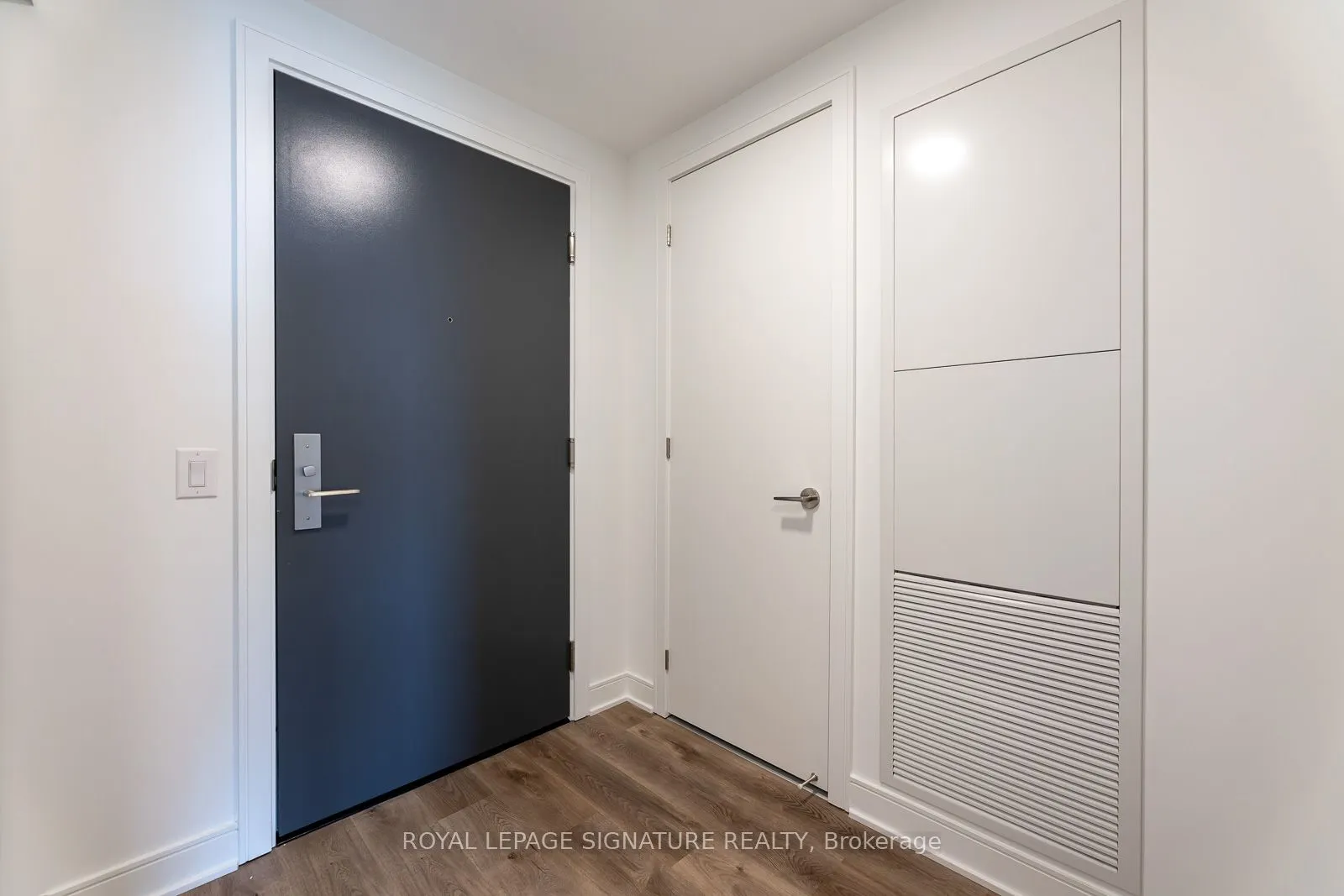 86 Dundas Street E, #913