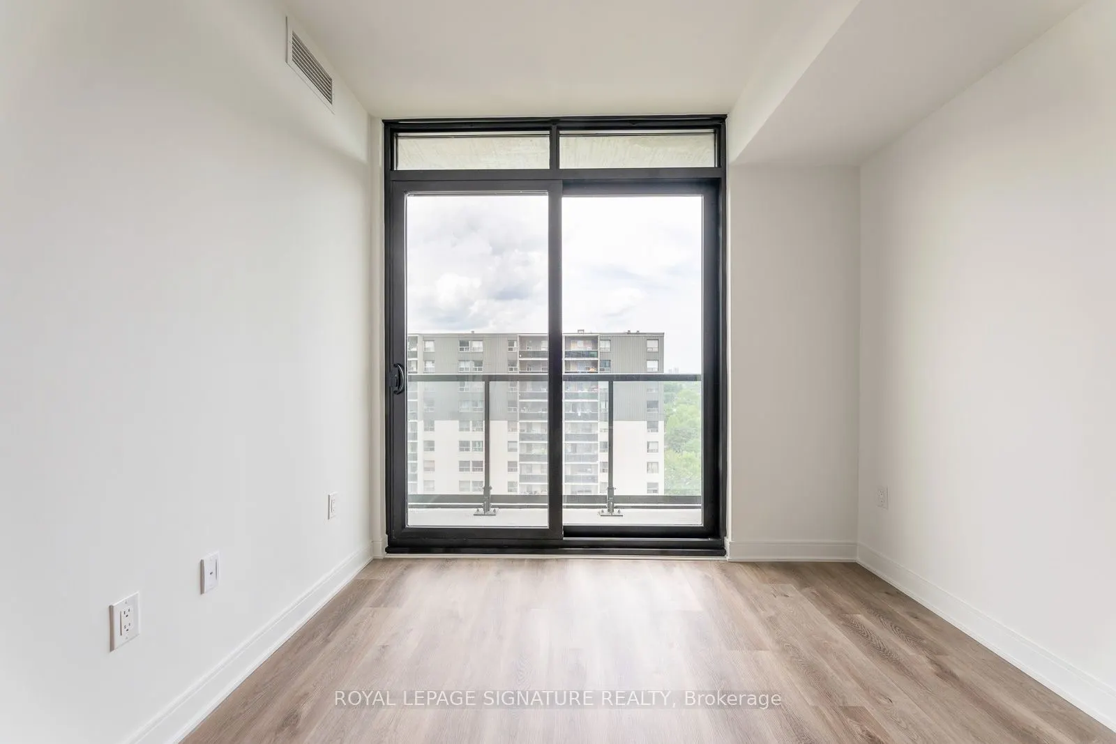 86 Dundas Street E, #913