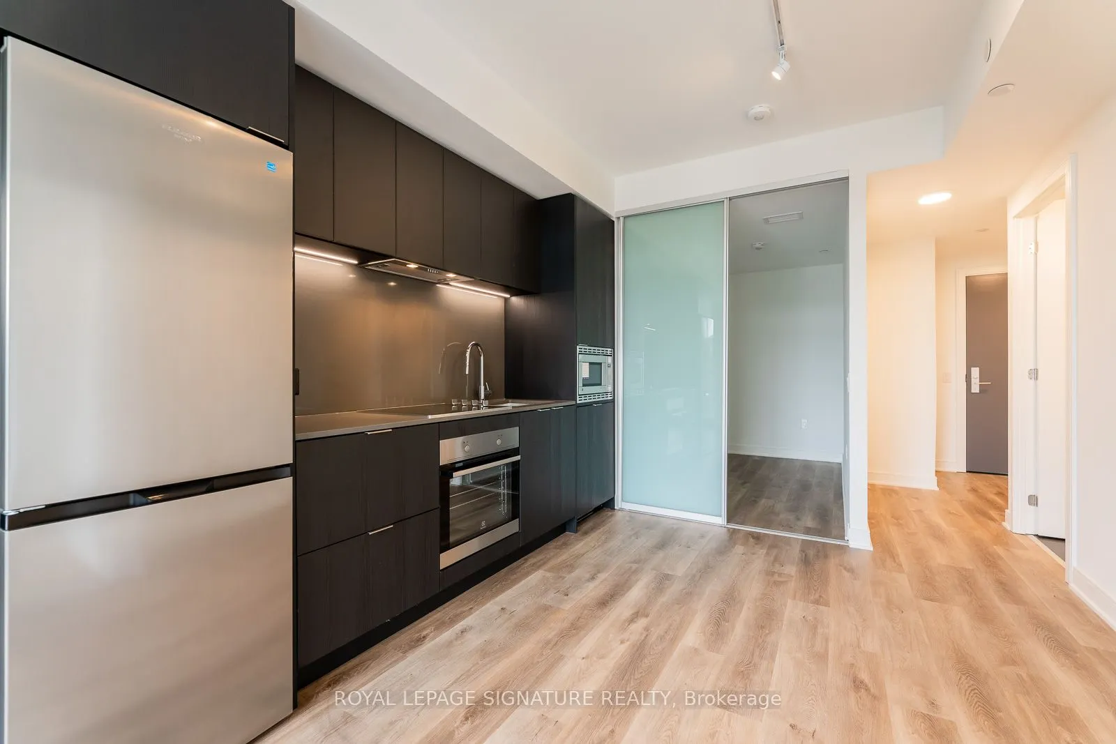 86 Dundas Street E, #913