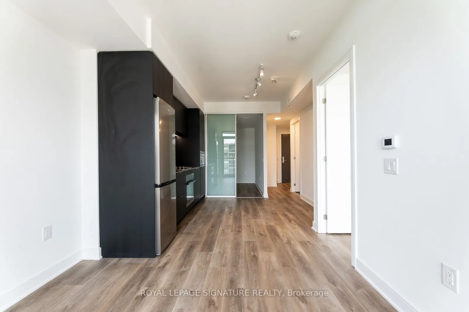 86 Dundas Street E, #913