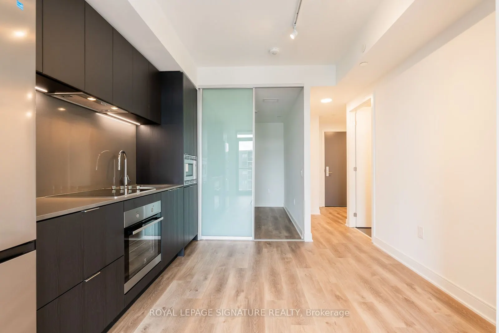86 Dundas Street E, #913