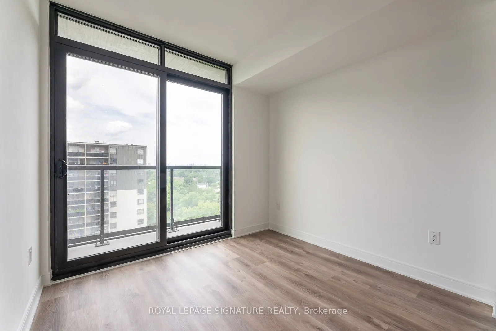 86 Dundas Street E, #913