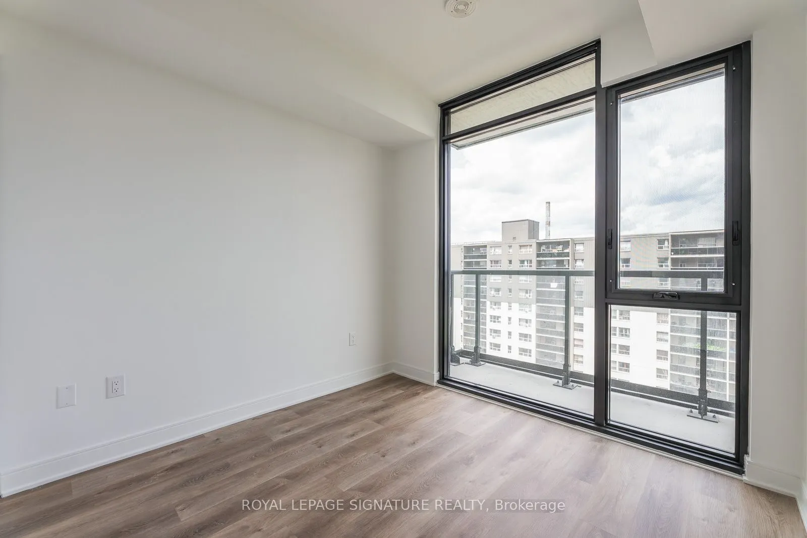 86 Dundas Street E, #913