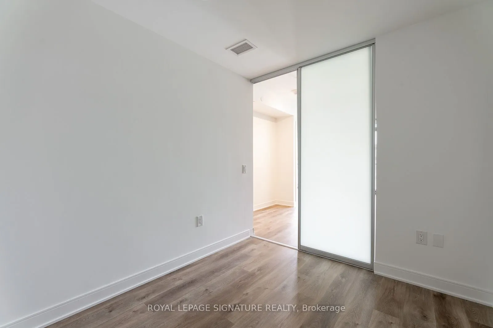 86 Dundas Street E, #913