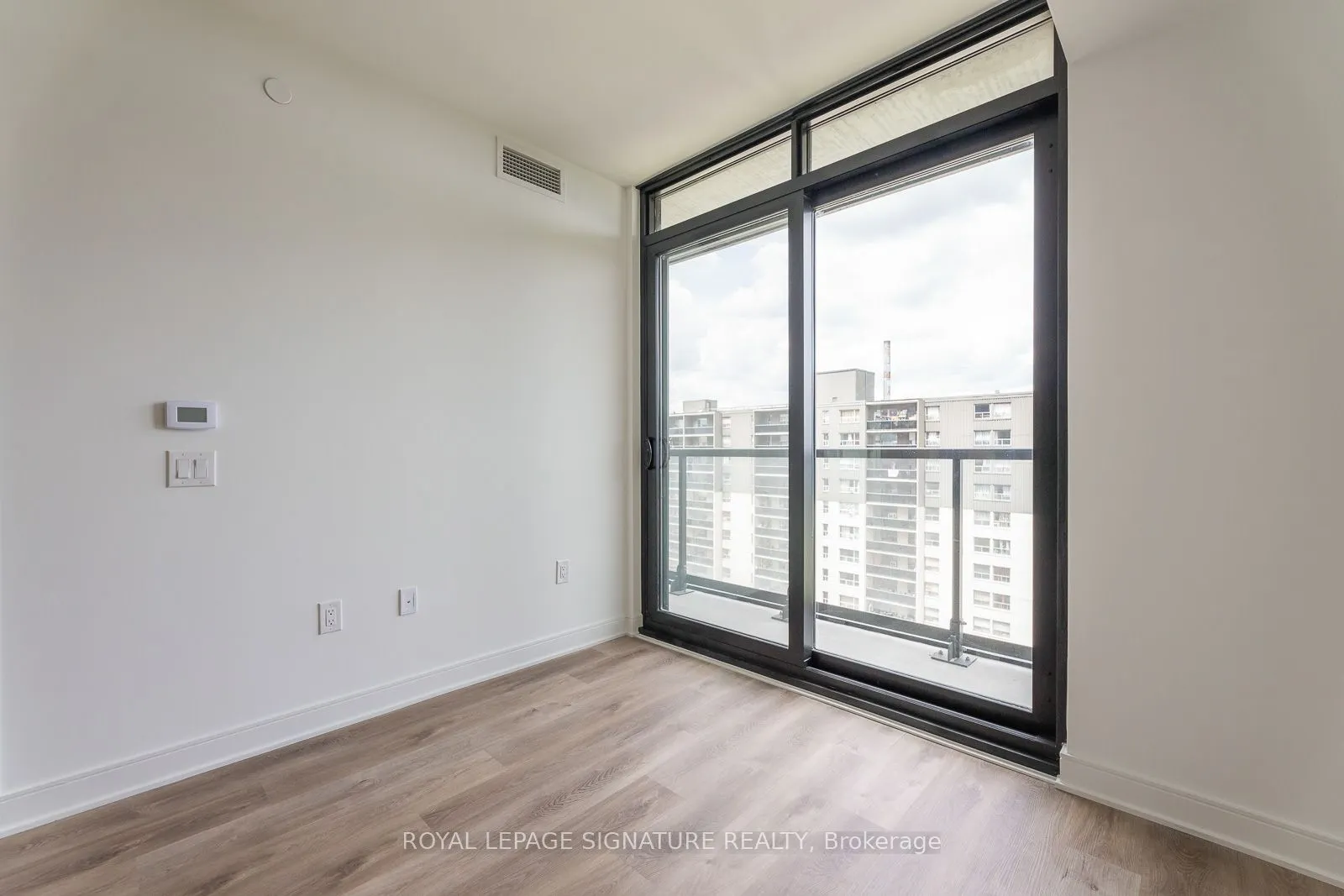 86 Dundas Street E, #913