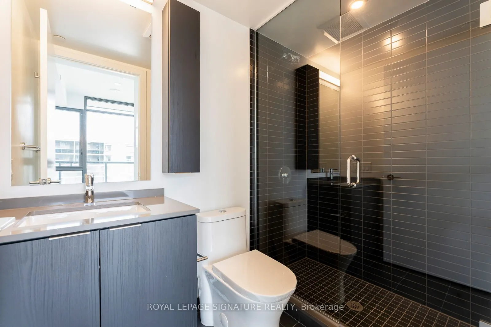 86 Dundas Street E, #913