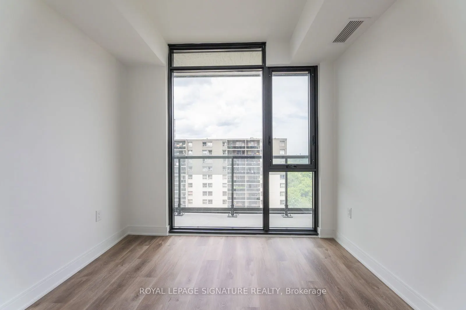 86 Dundas Street E, #913