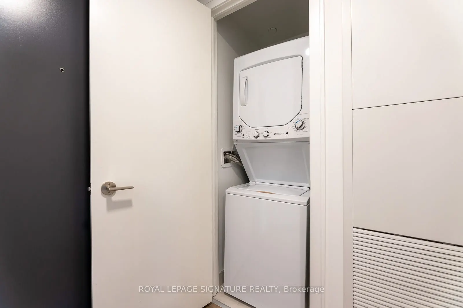 86 Dundas Street E, #913