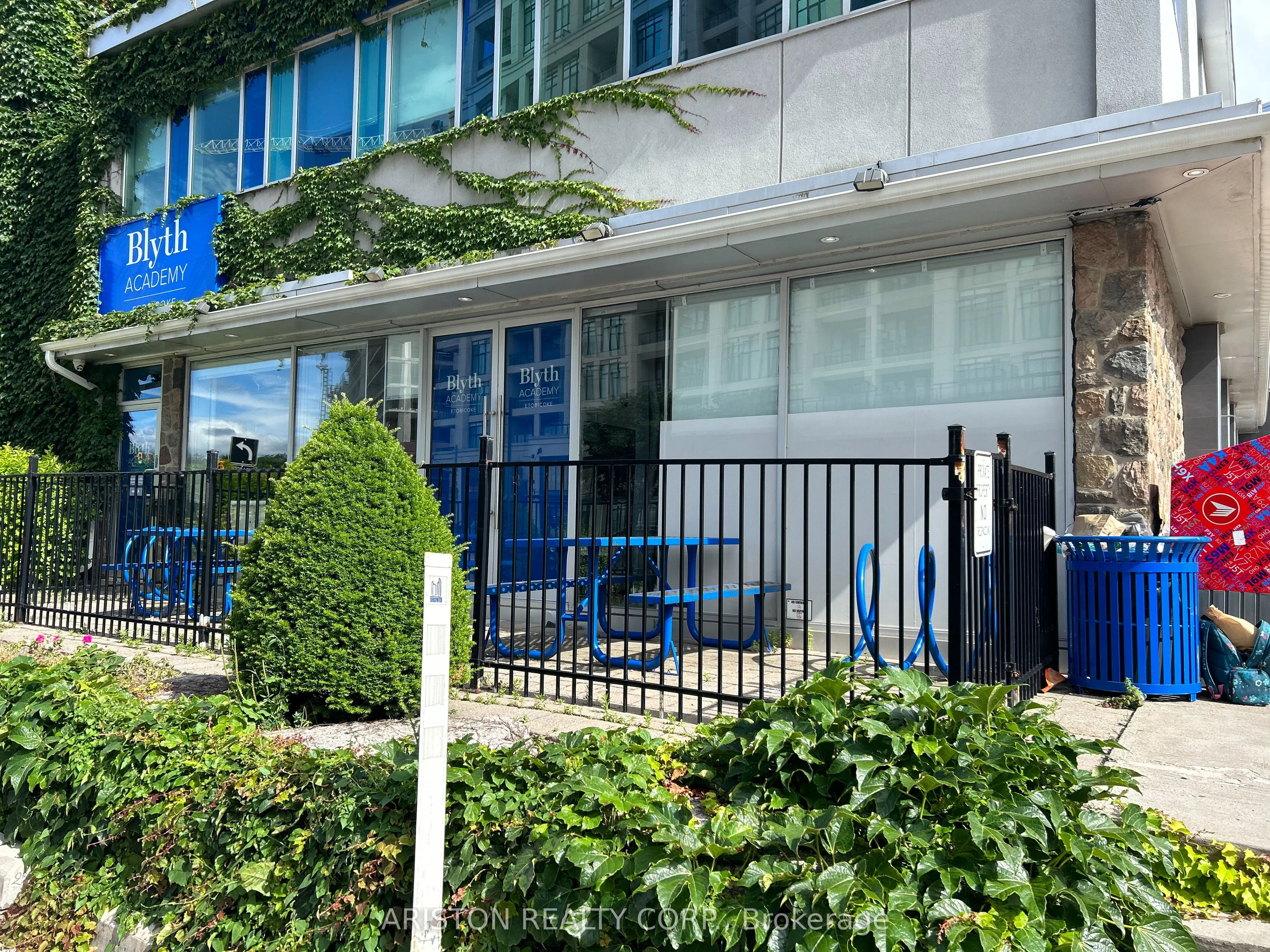 2489 Bloor Street W