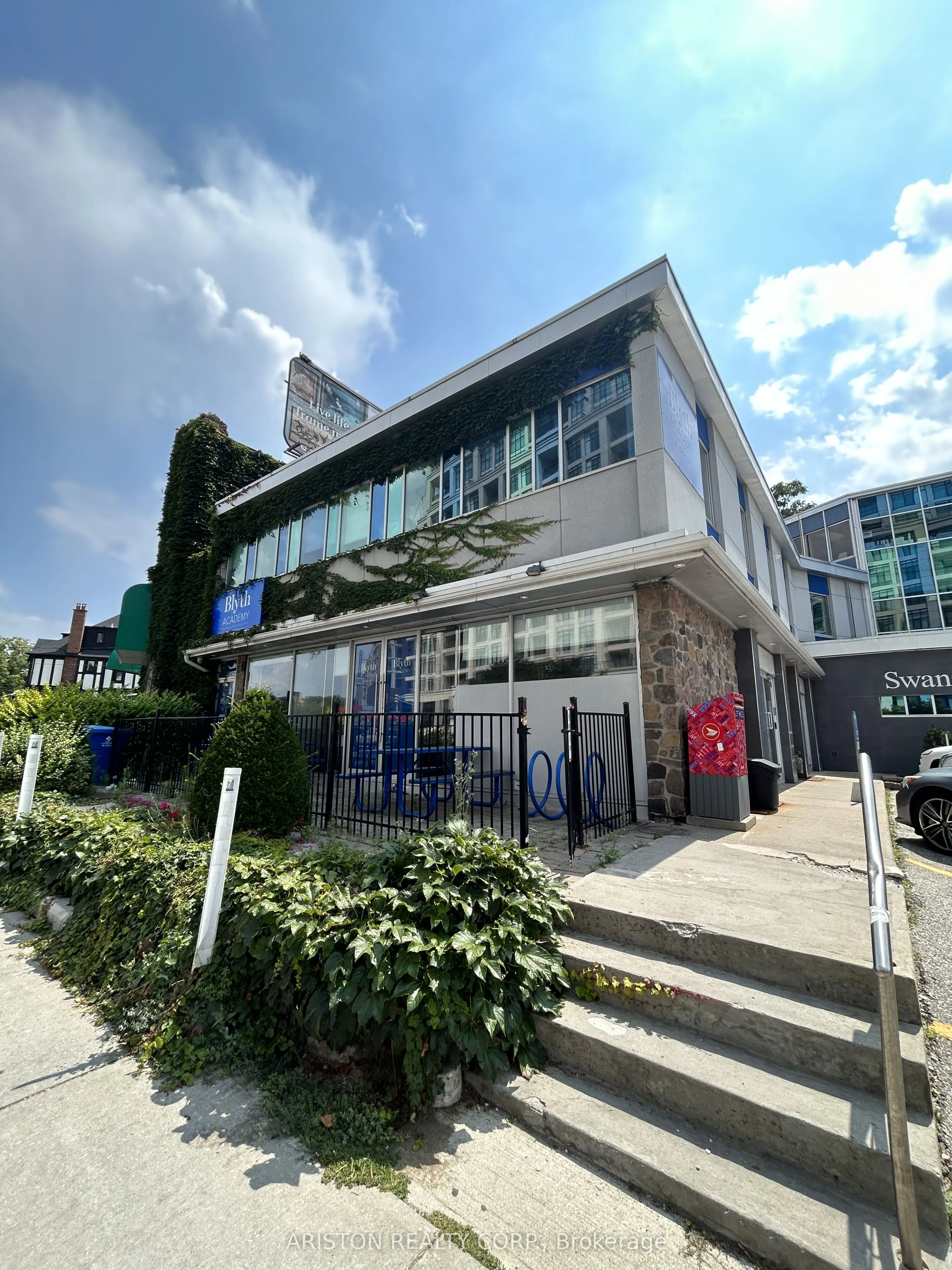 2489 Bloor Street W