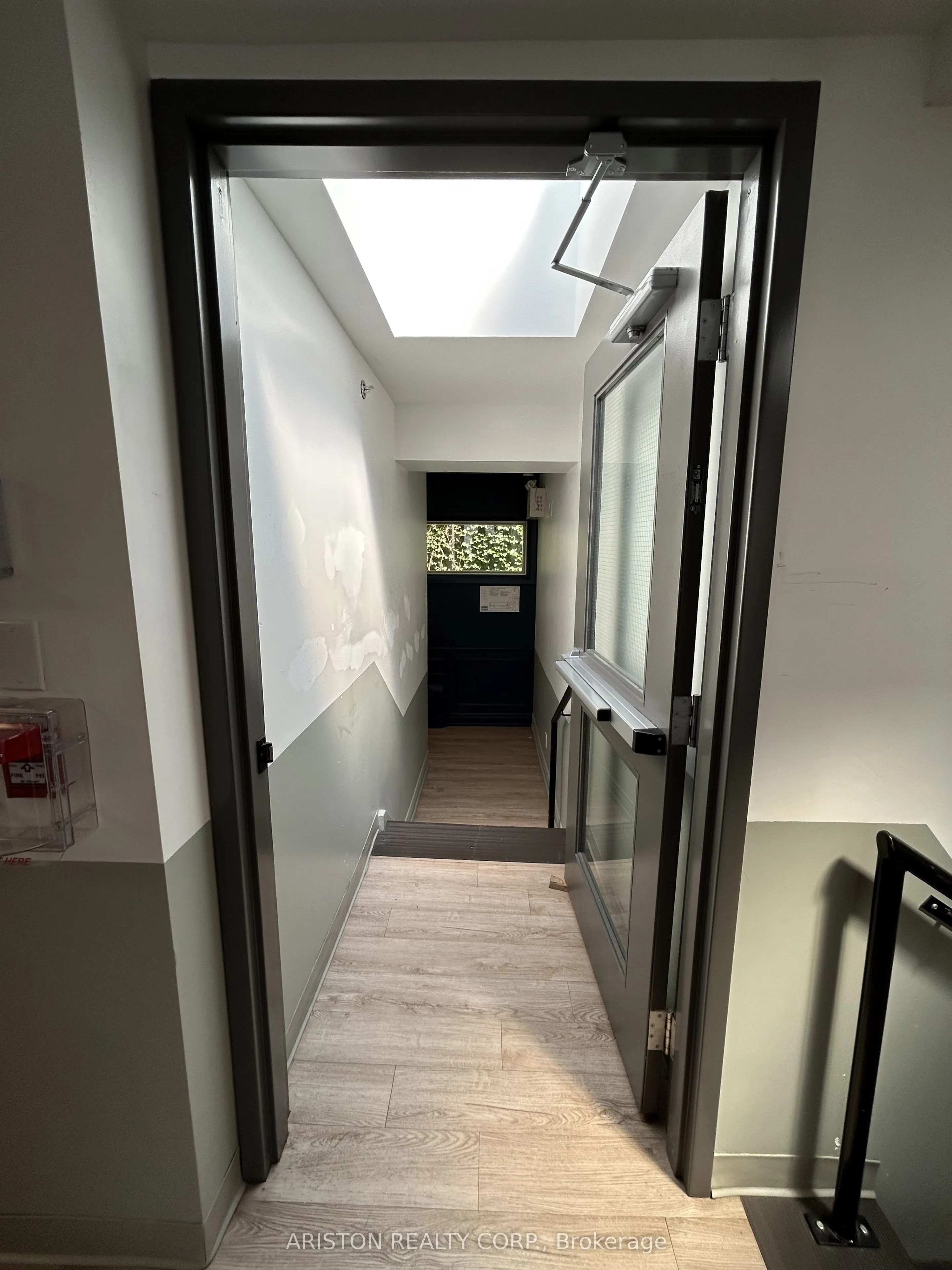 2489 Bloor Street W