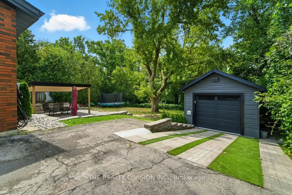 1238 De Quincy Crescent