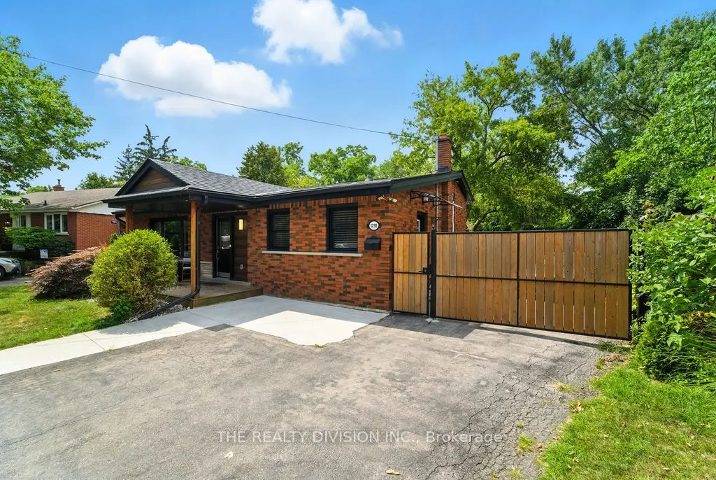 1238 De Quincy Crescent