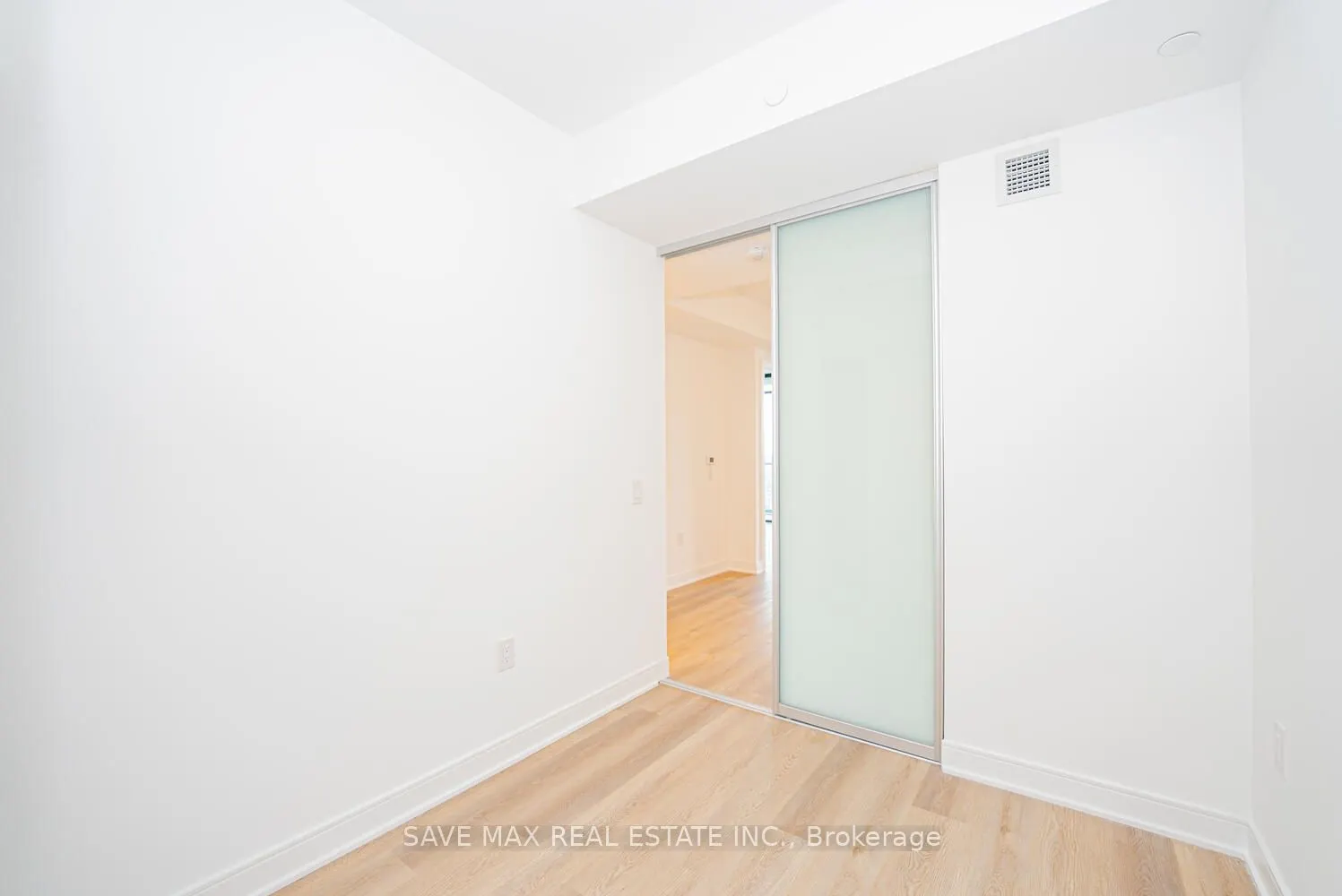 86 Dundas Street E, #916