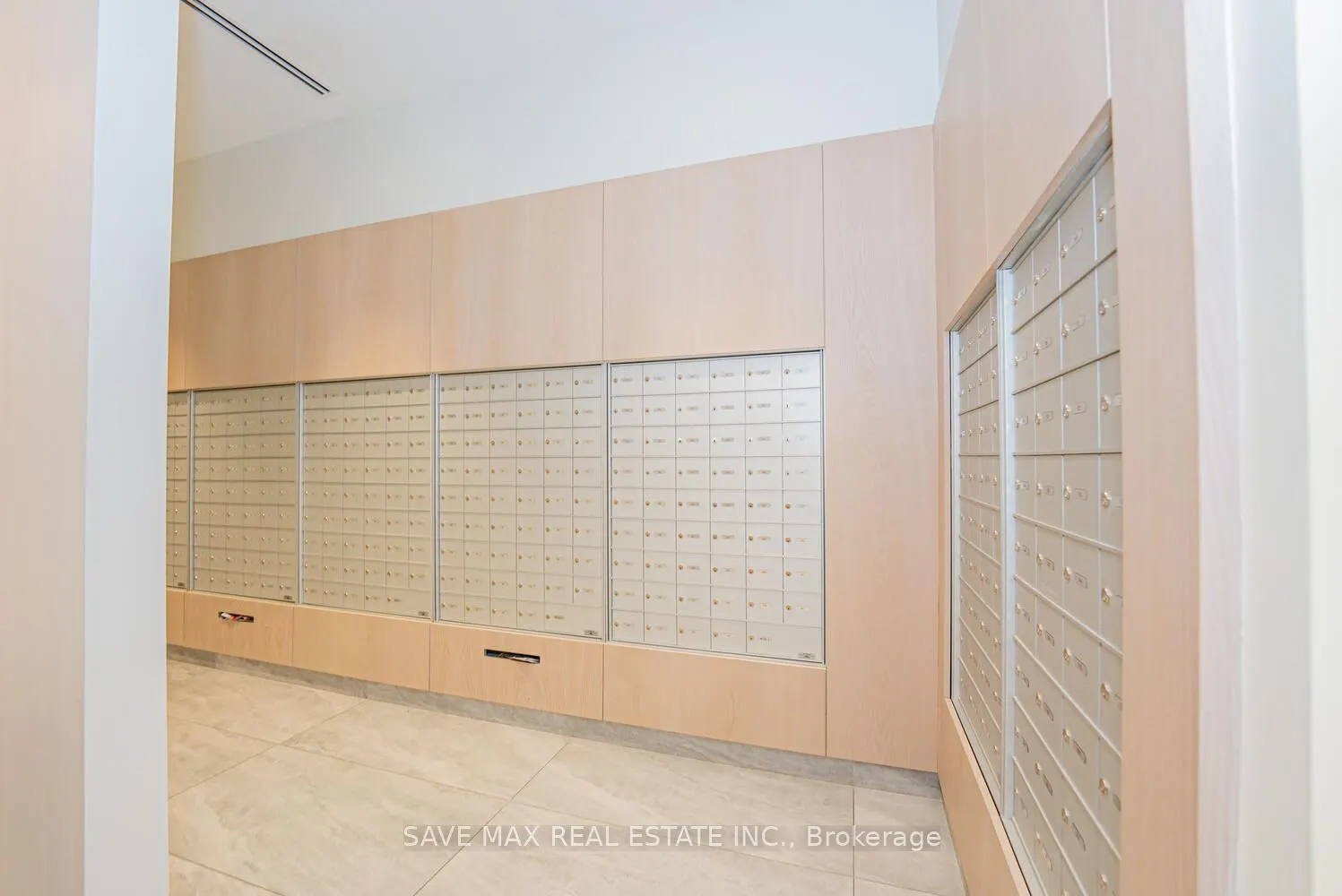 86 Dundas Street E, #916