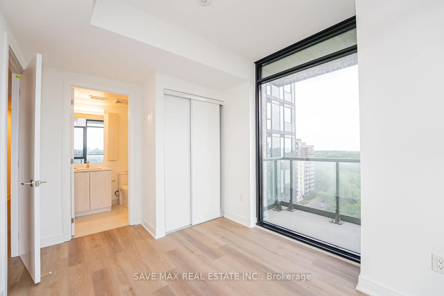86 Dundas Street E, #916