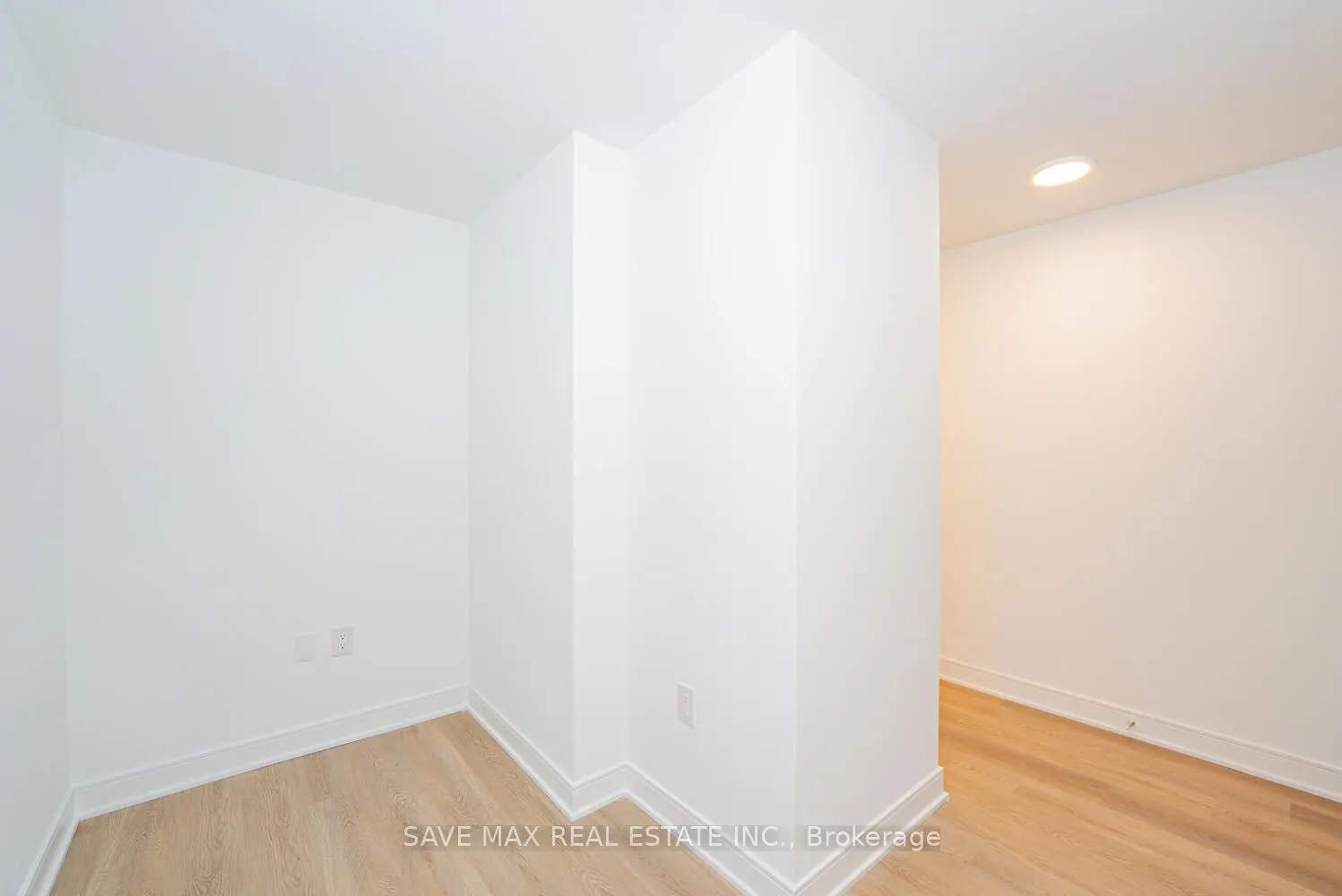 86 Dundas Street E, #916
