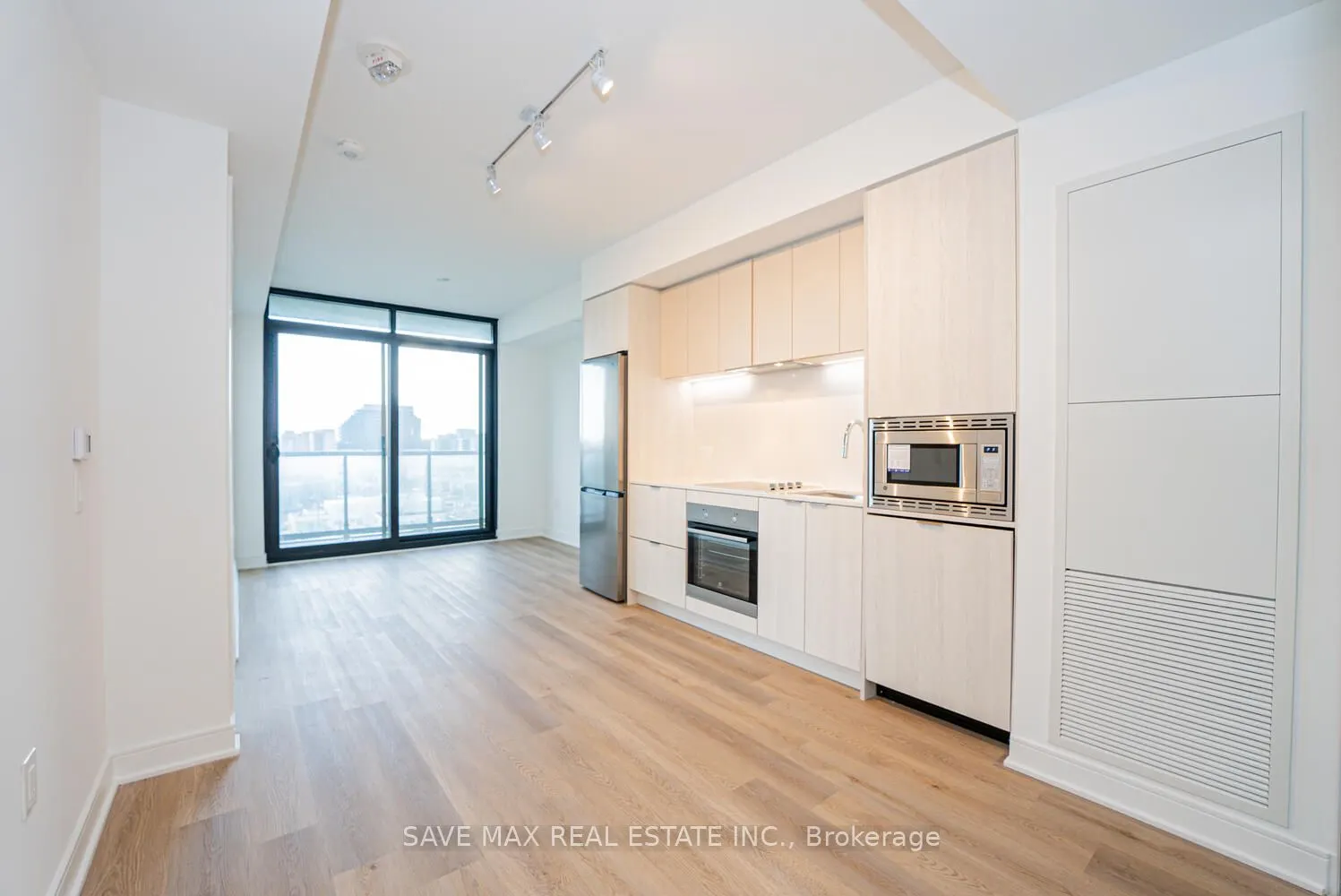 86 Dundas Street E, #916