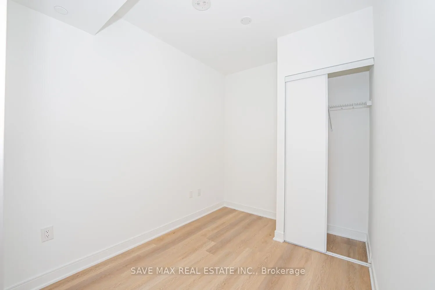 86 Dundas Street E, #916