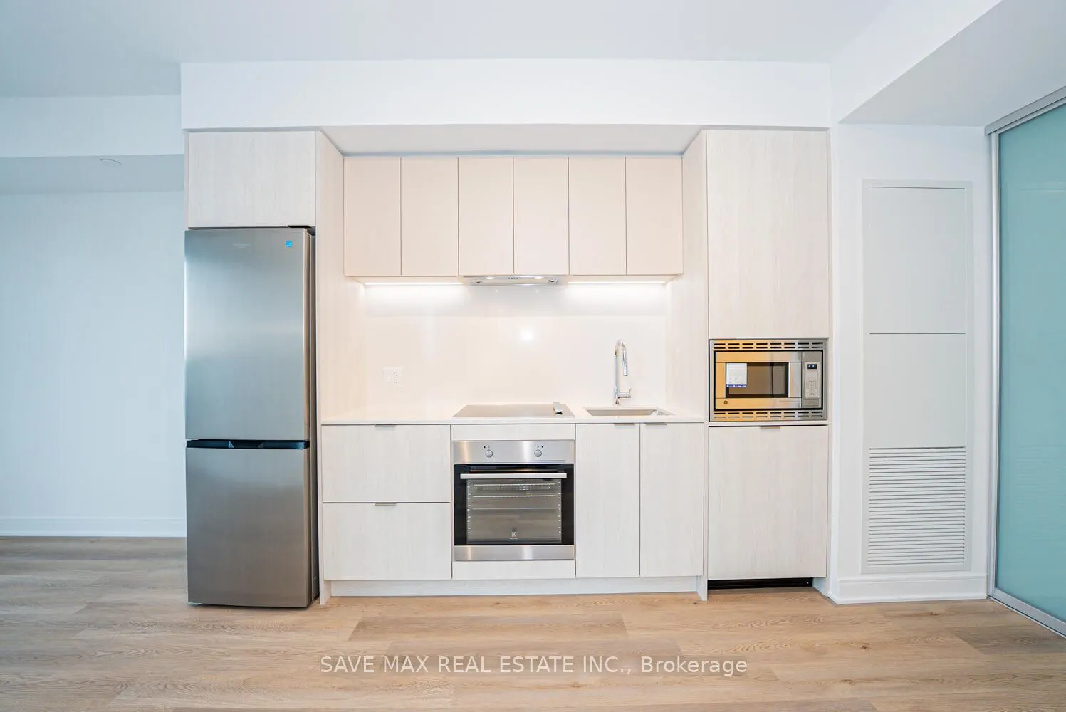 86 Dundas Street E, #916