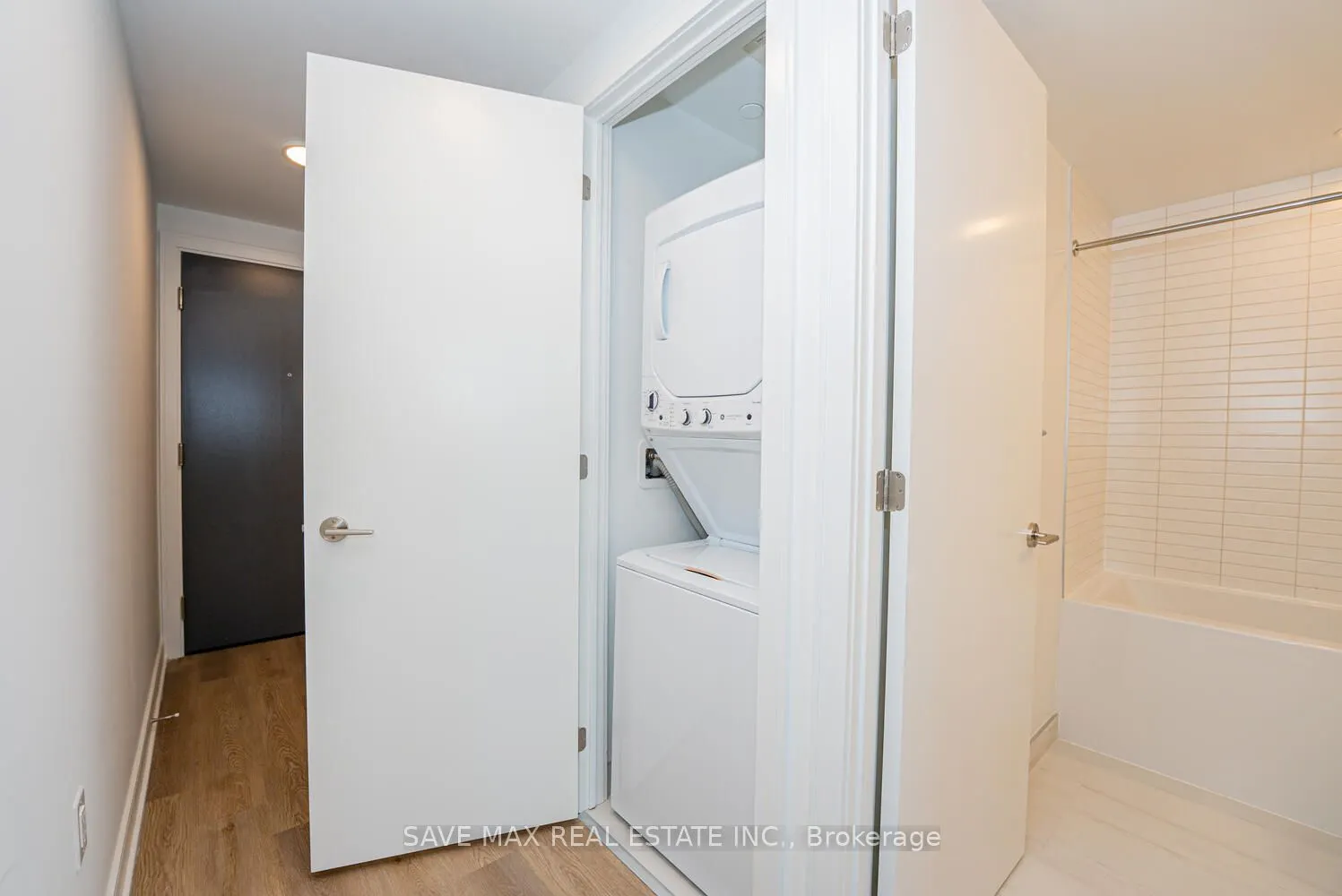 86 Dundas Street E, #916