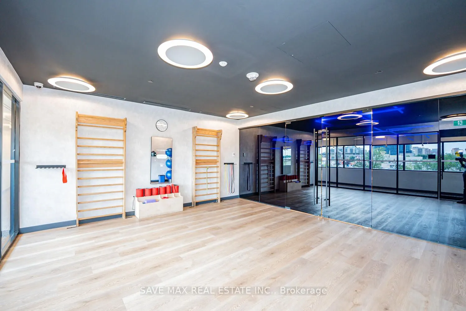 86 Dundas Street E, #916