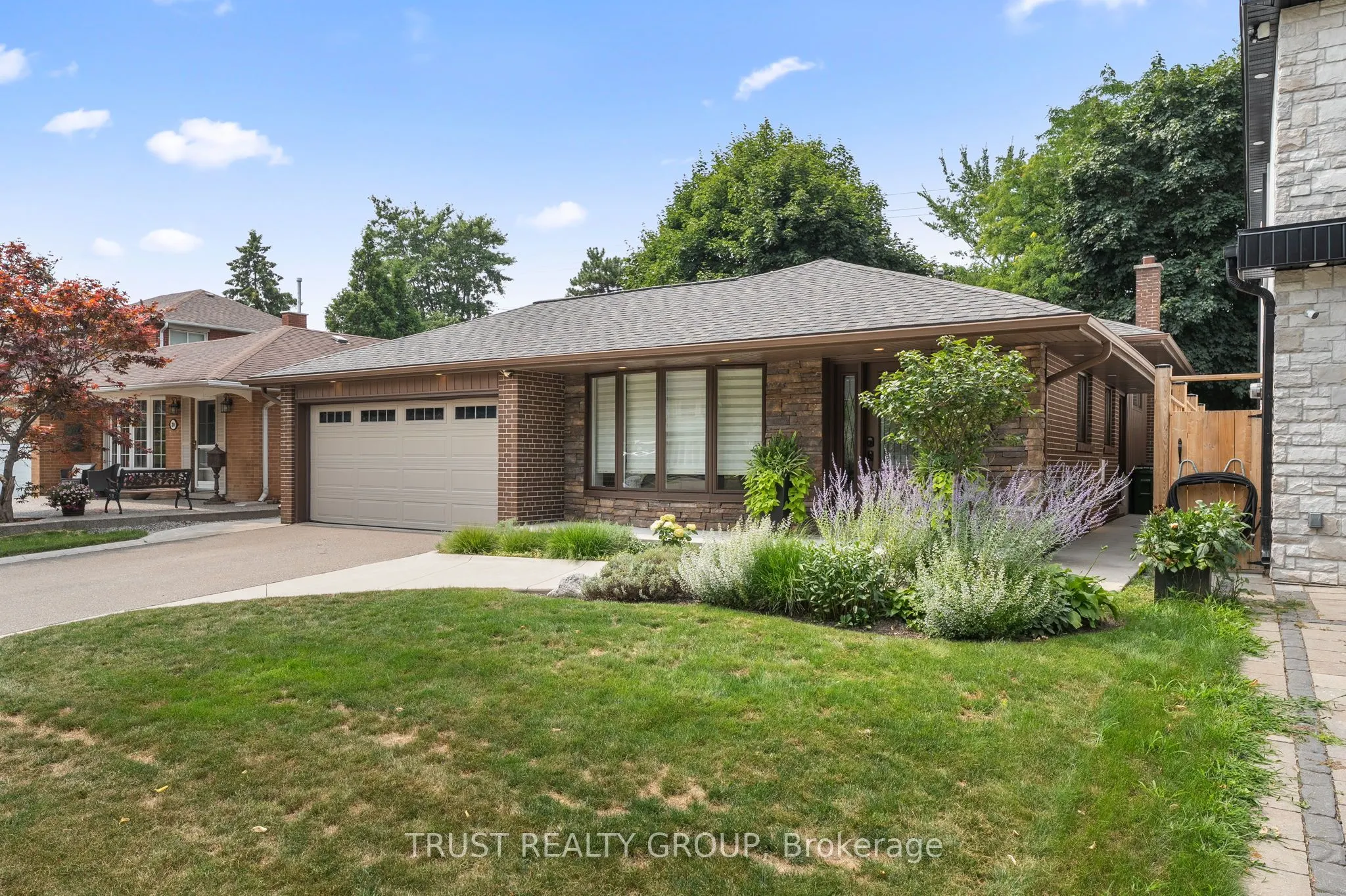 18 Deanecrest Road