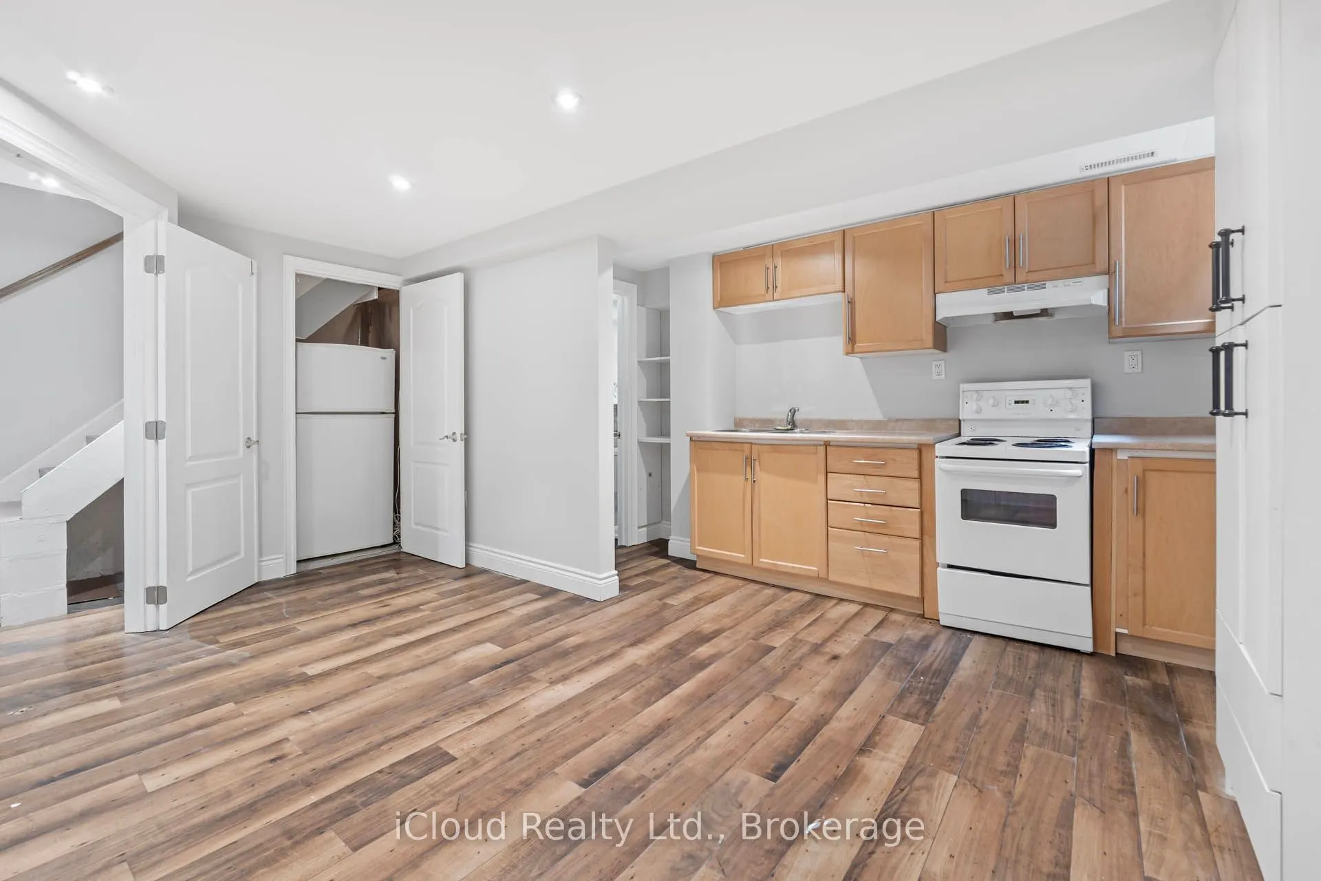 35 Barrington Crescent W