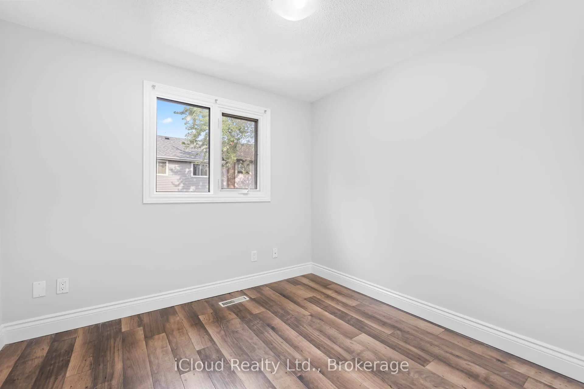 35 Barrington Crescent W