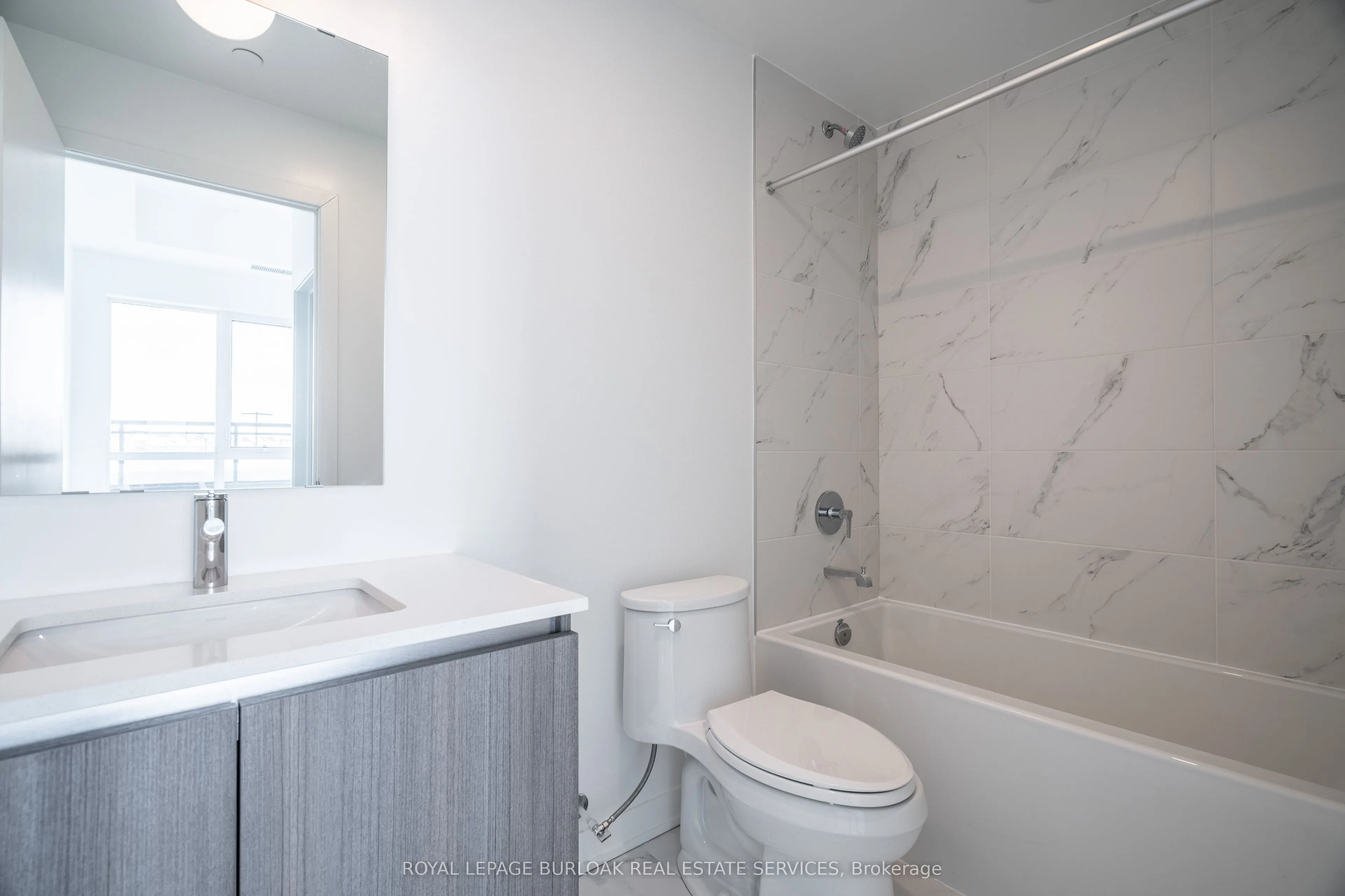 395 Dundas Street, #206