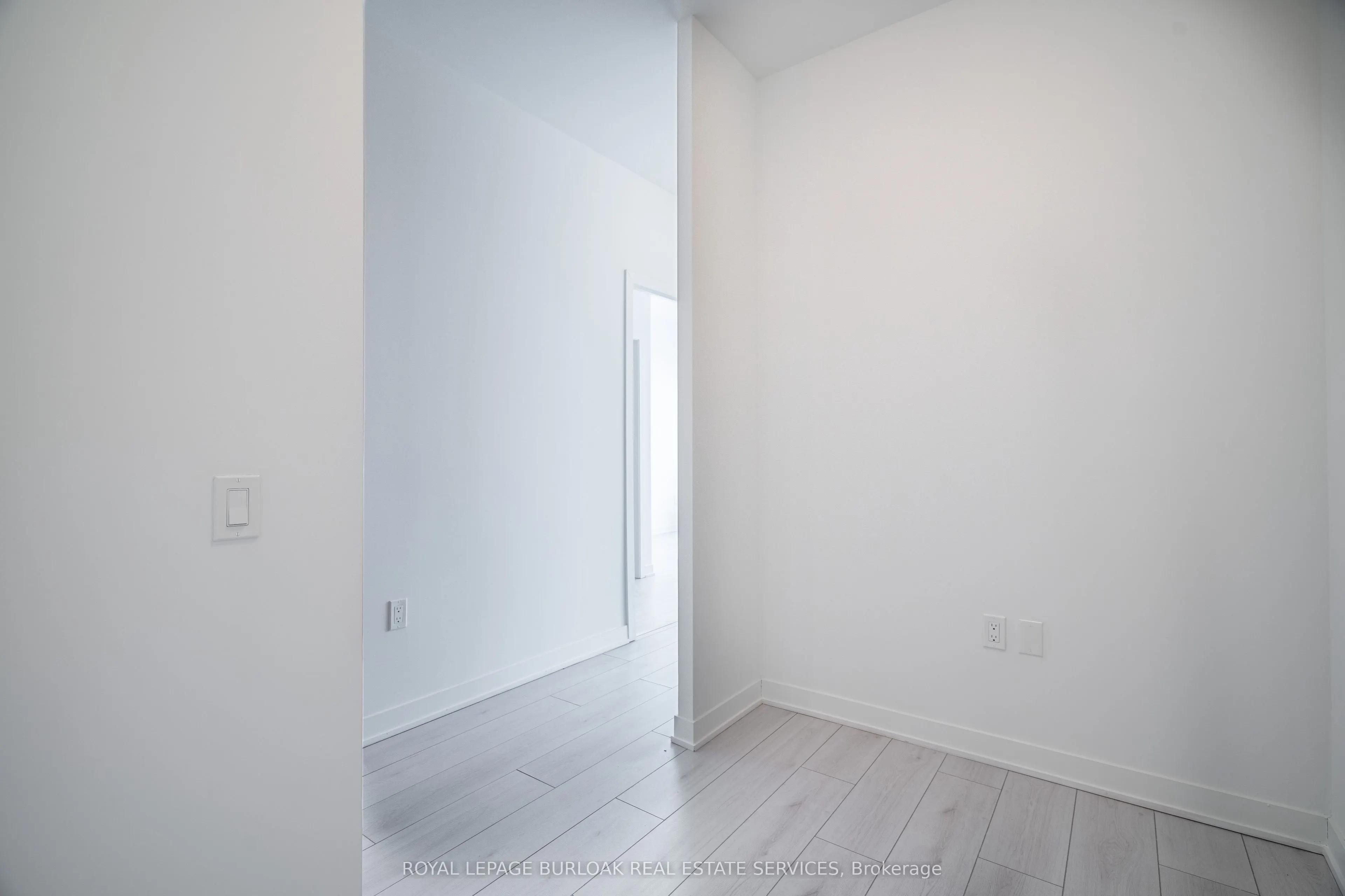 395 Dundas Street, #206