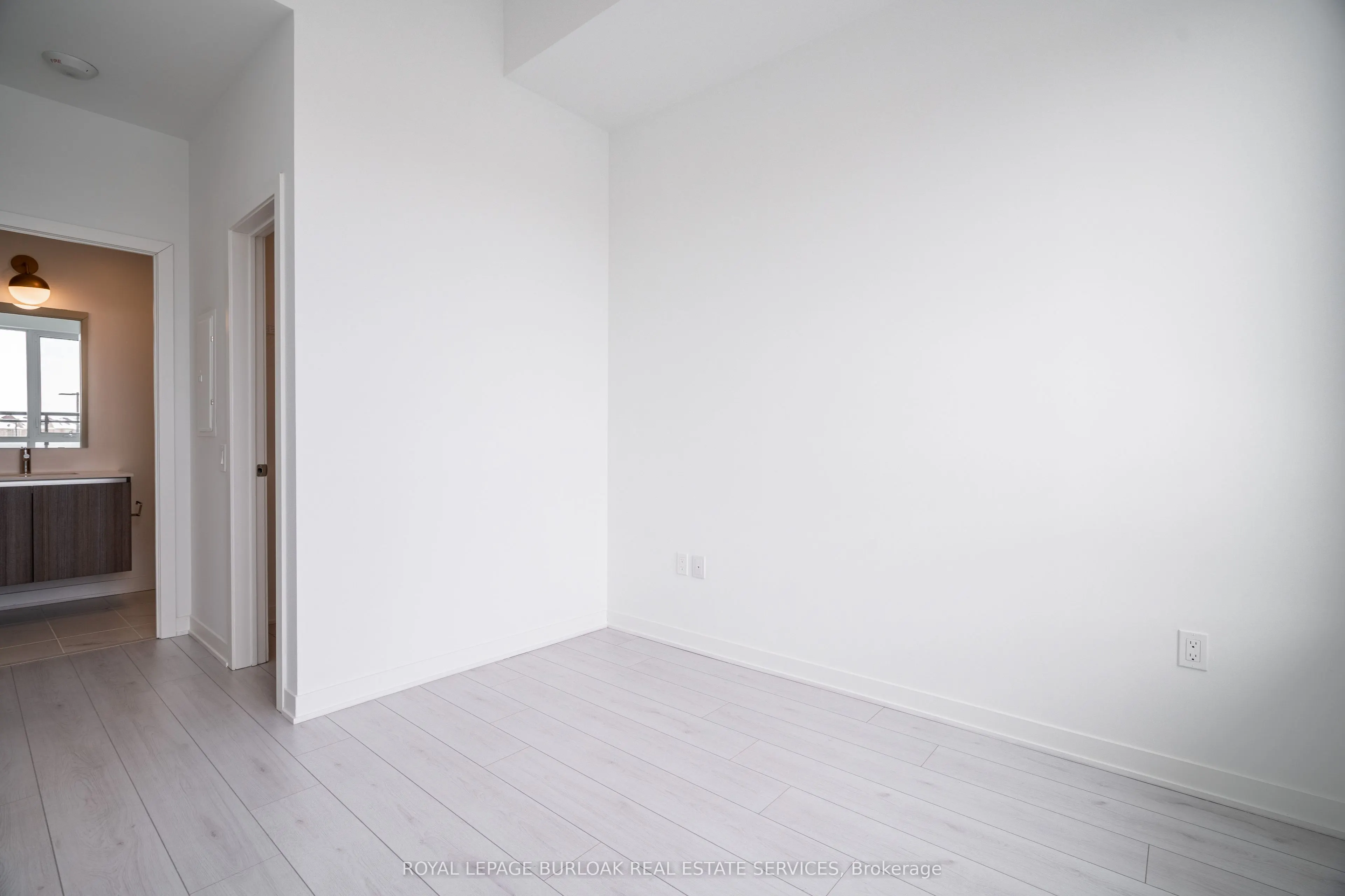 395 Dundas Street, #206