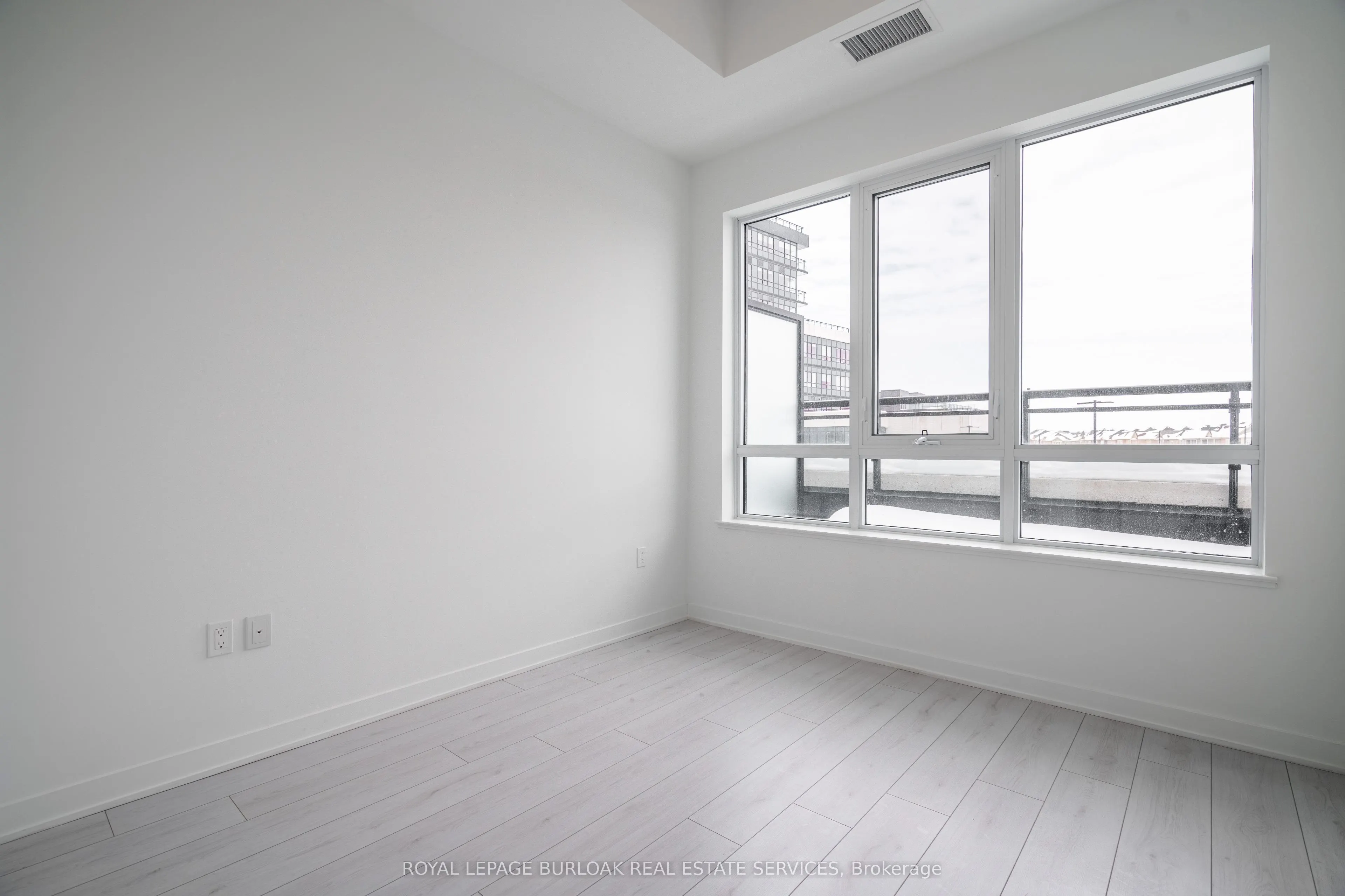 395 Dundas Street, #206