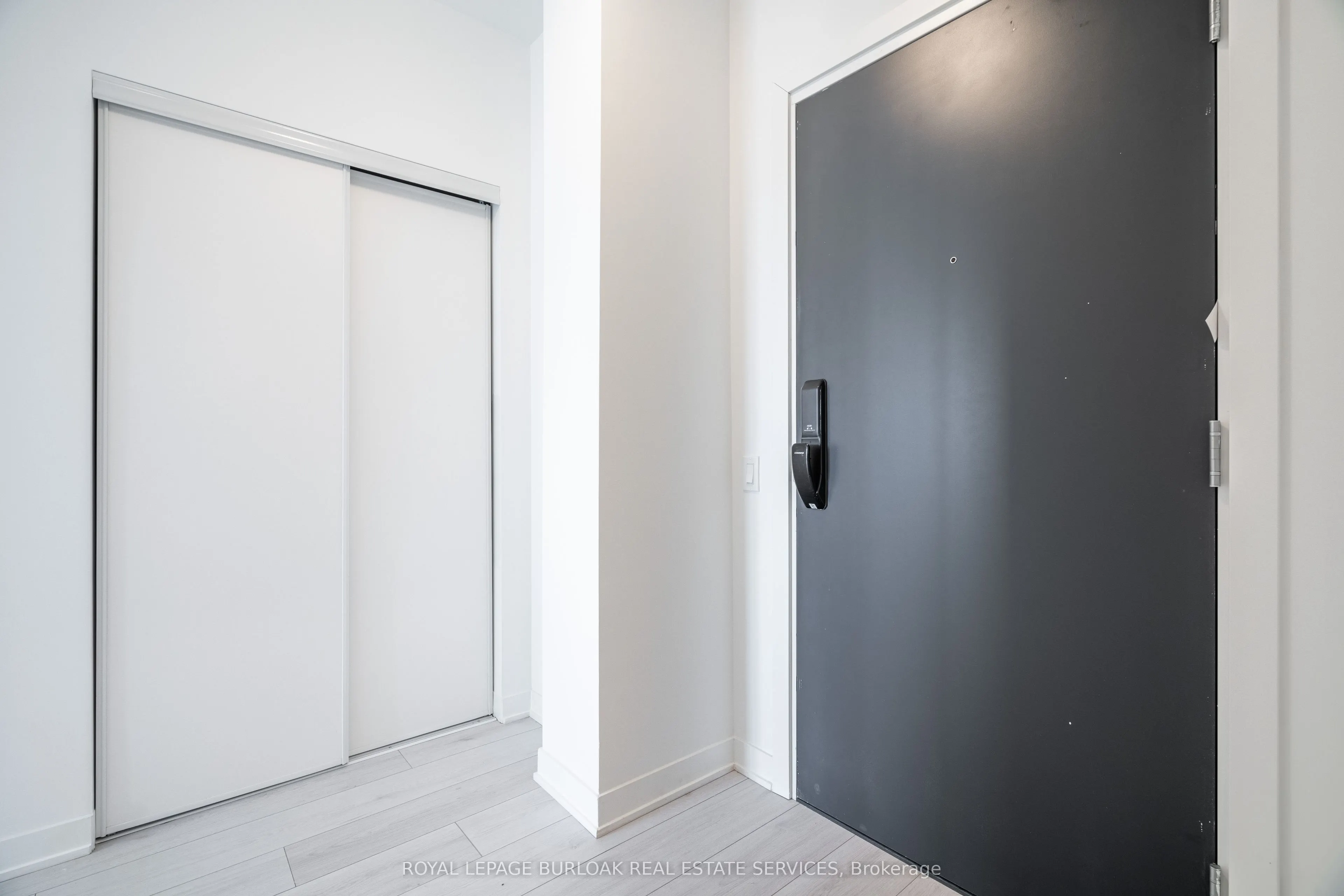 395 Dundas Street, #206