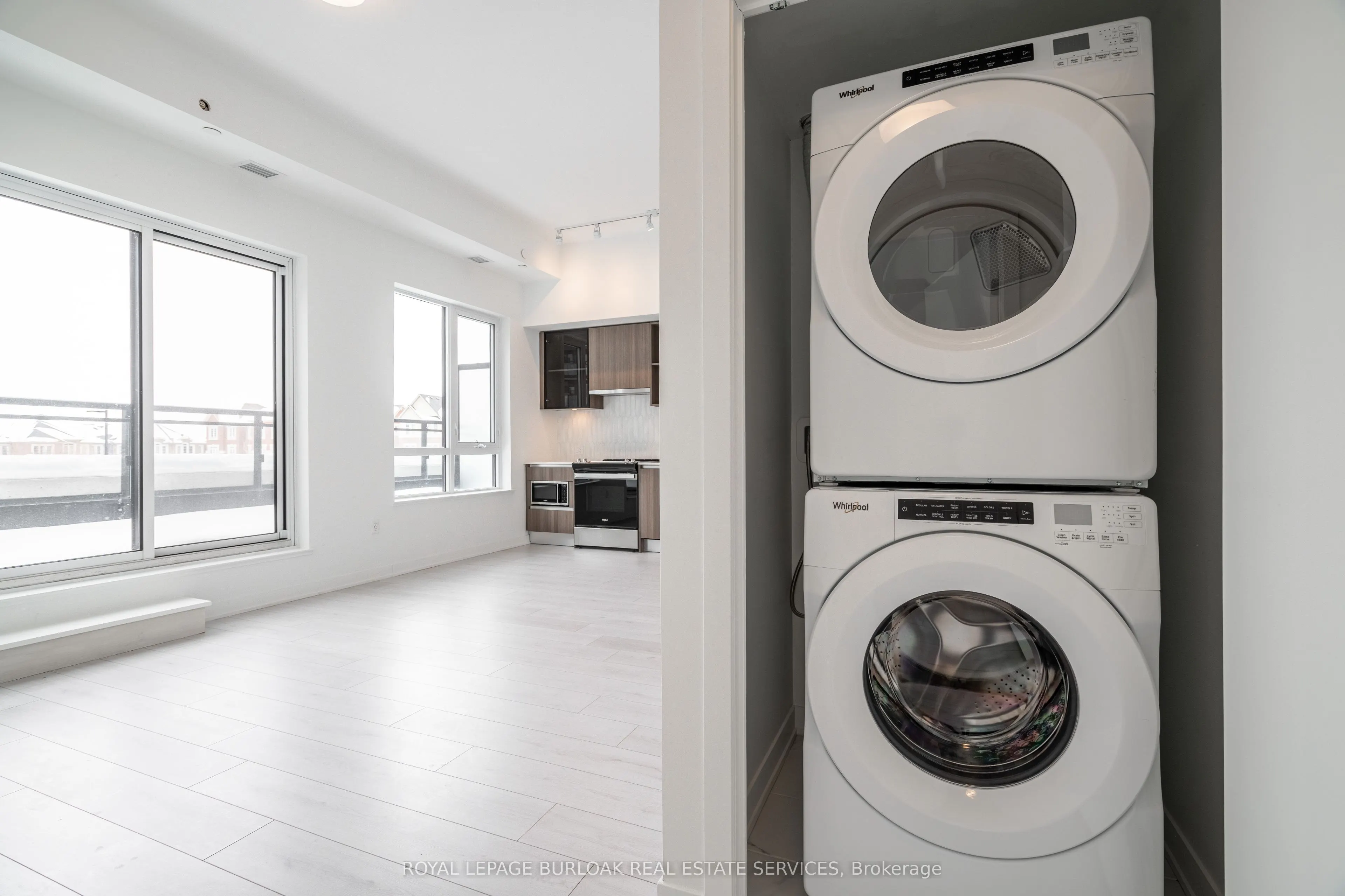 395 Dundas Street, #206