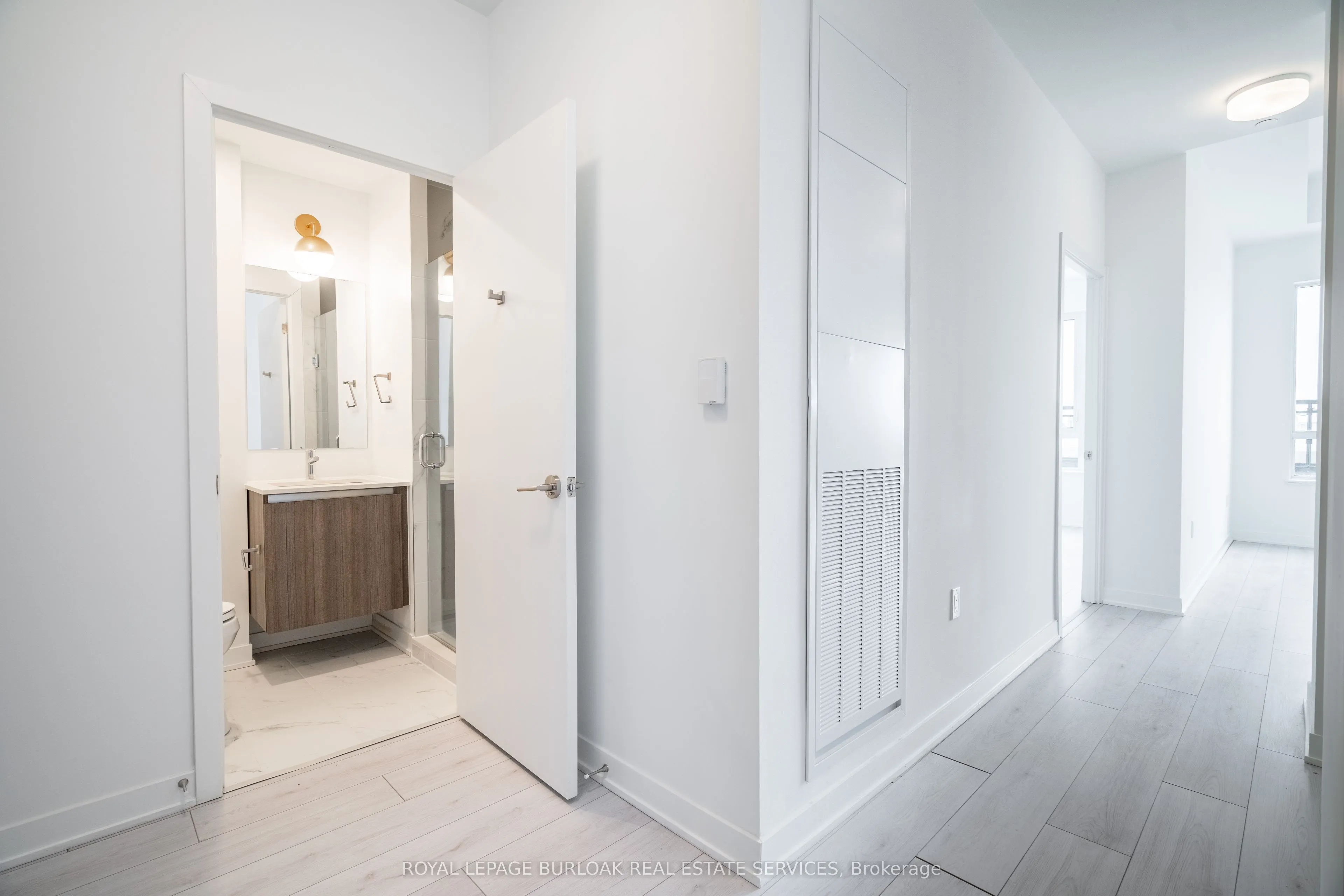 395 Dundas Street, #206