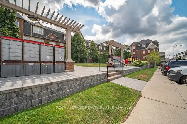 700 Neighbourhood Circle, #4