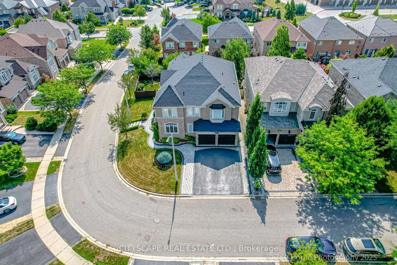 4 Hellyer Avenue