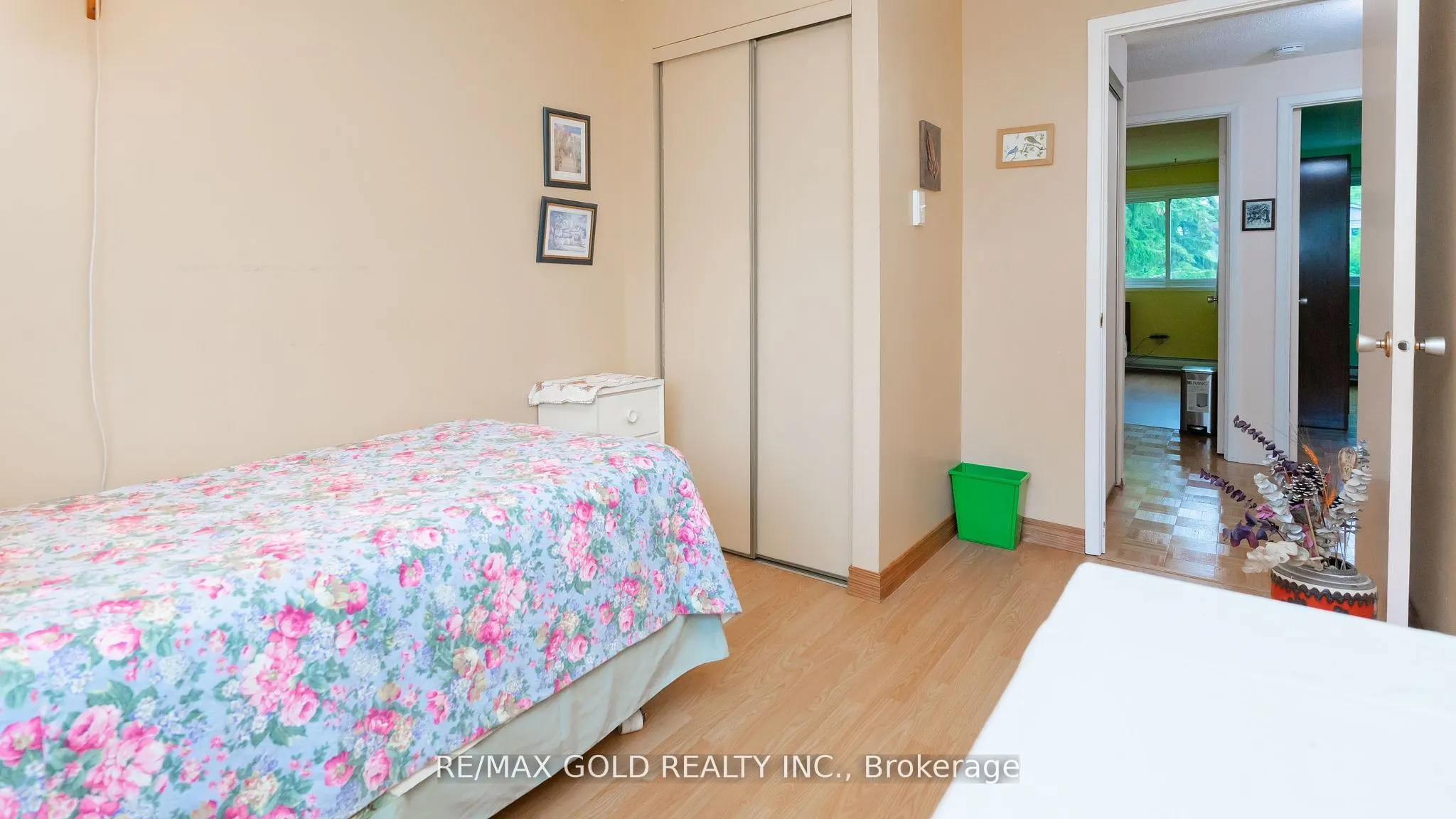 17 Greenhills Square