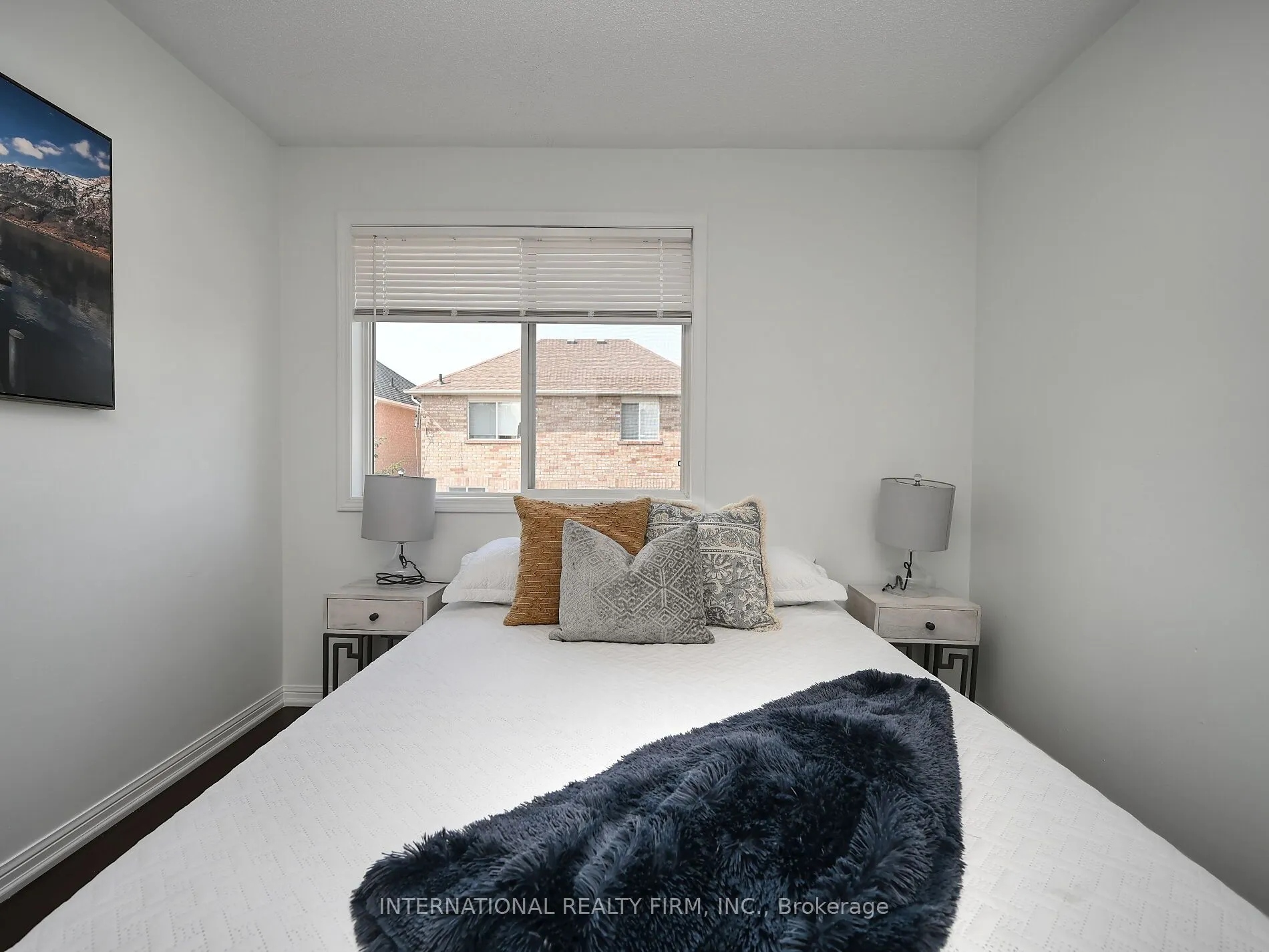 2382 Falkland Crescent