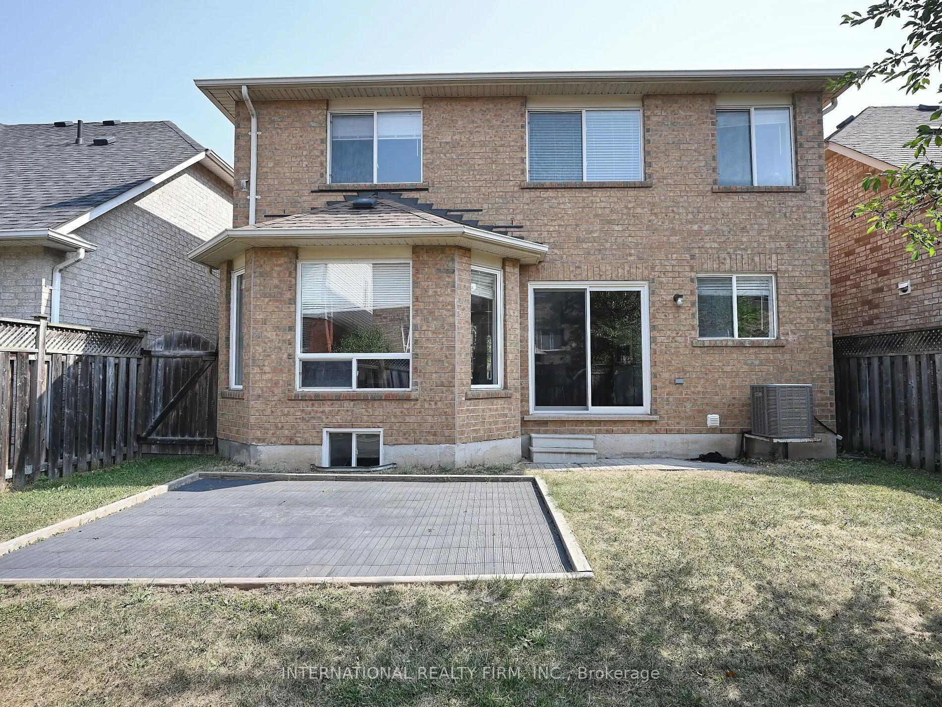 2382 Falkland Crescent