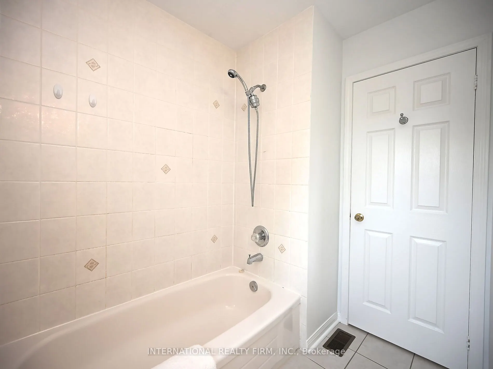 2382 Falkland Crescent