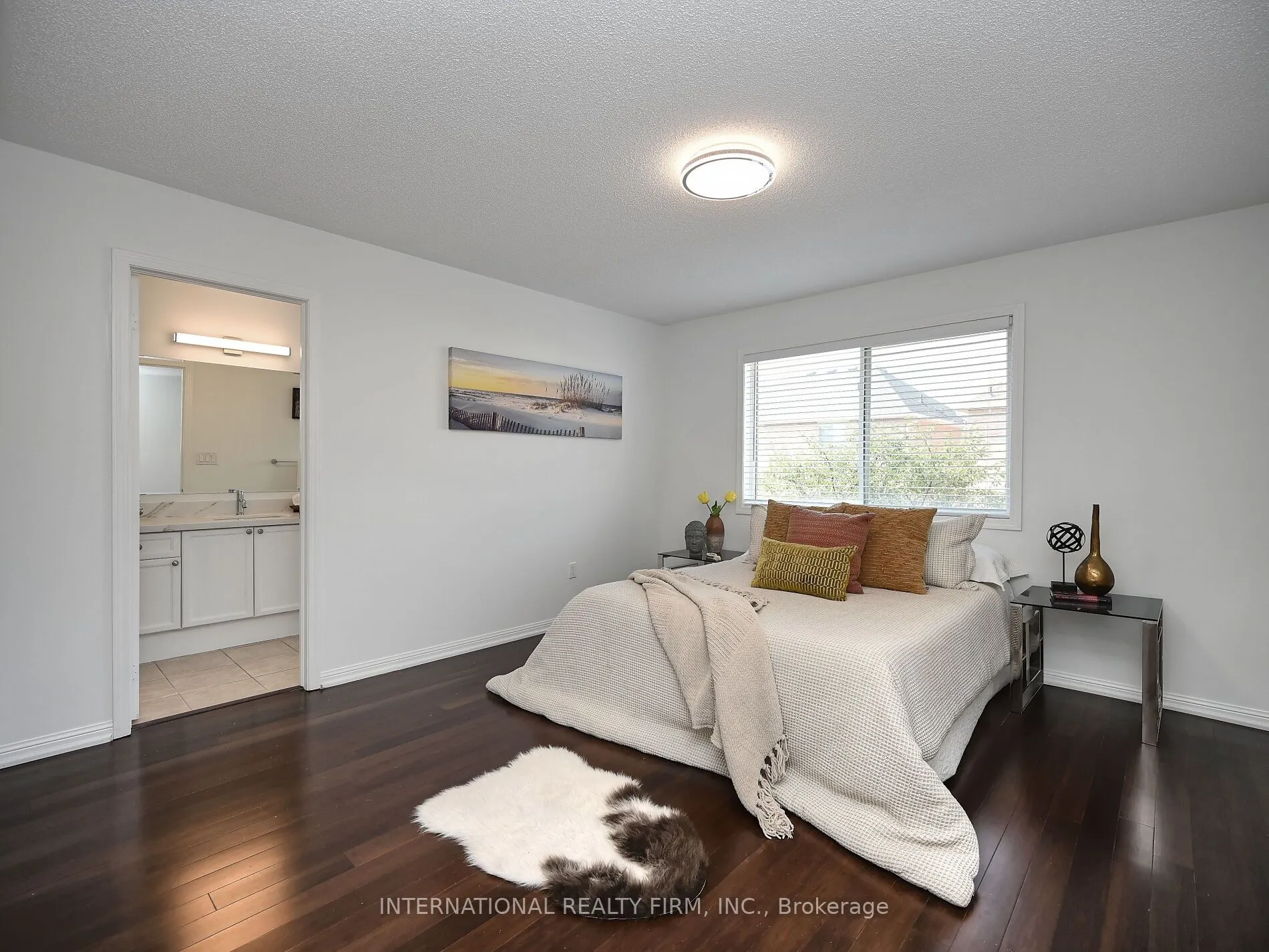 2382 Falkland Crescent