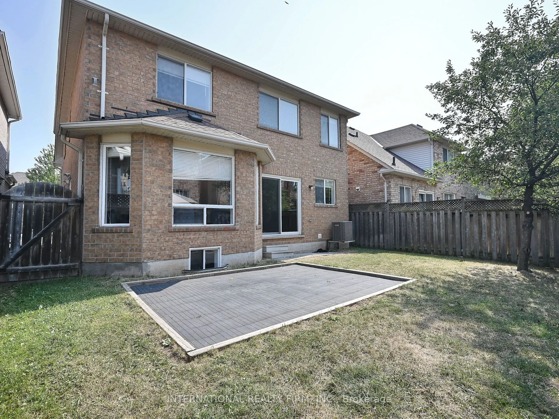 2382 Falkland Crescent