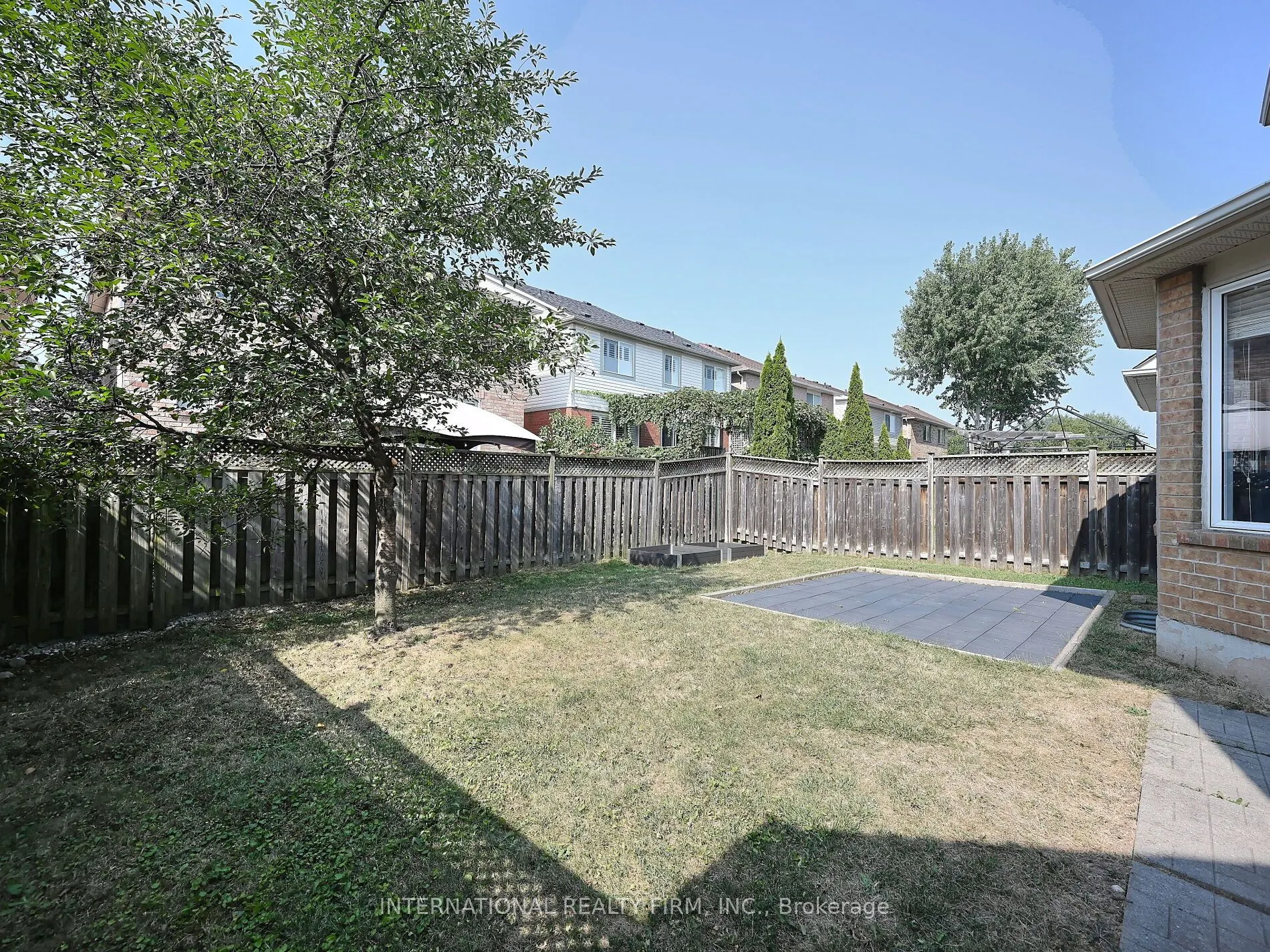 2382 Falkland Crescent
