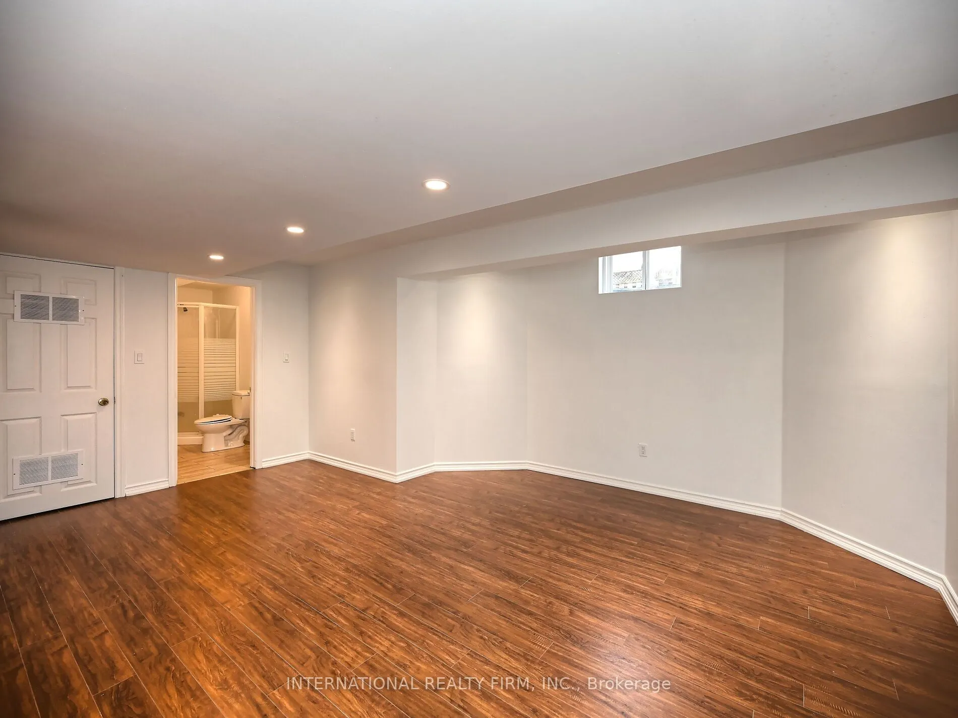 2382 Falkland Crescent