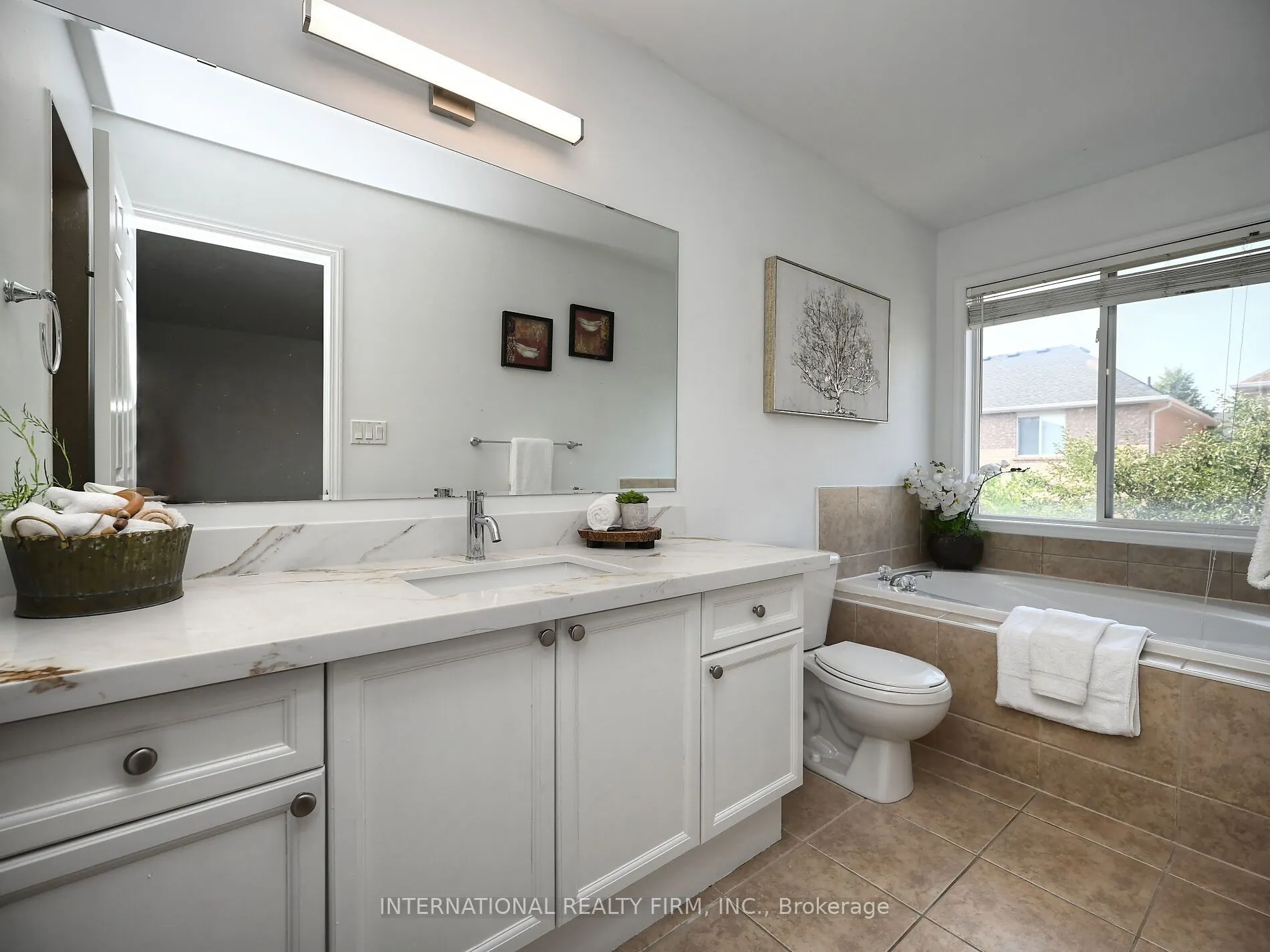 2382 Falkland Crescent