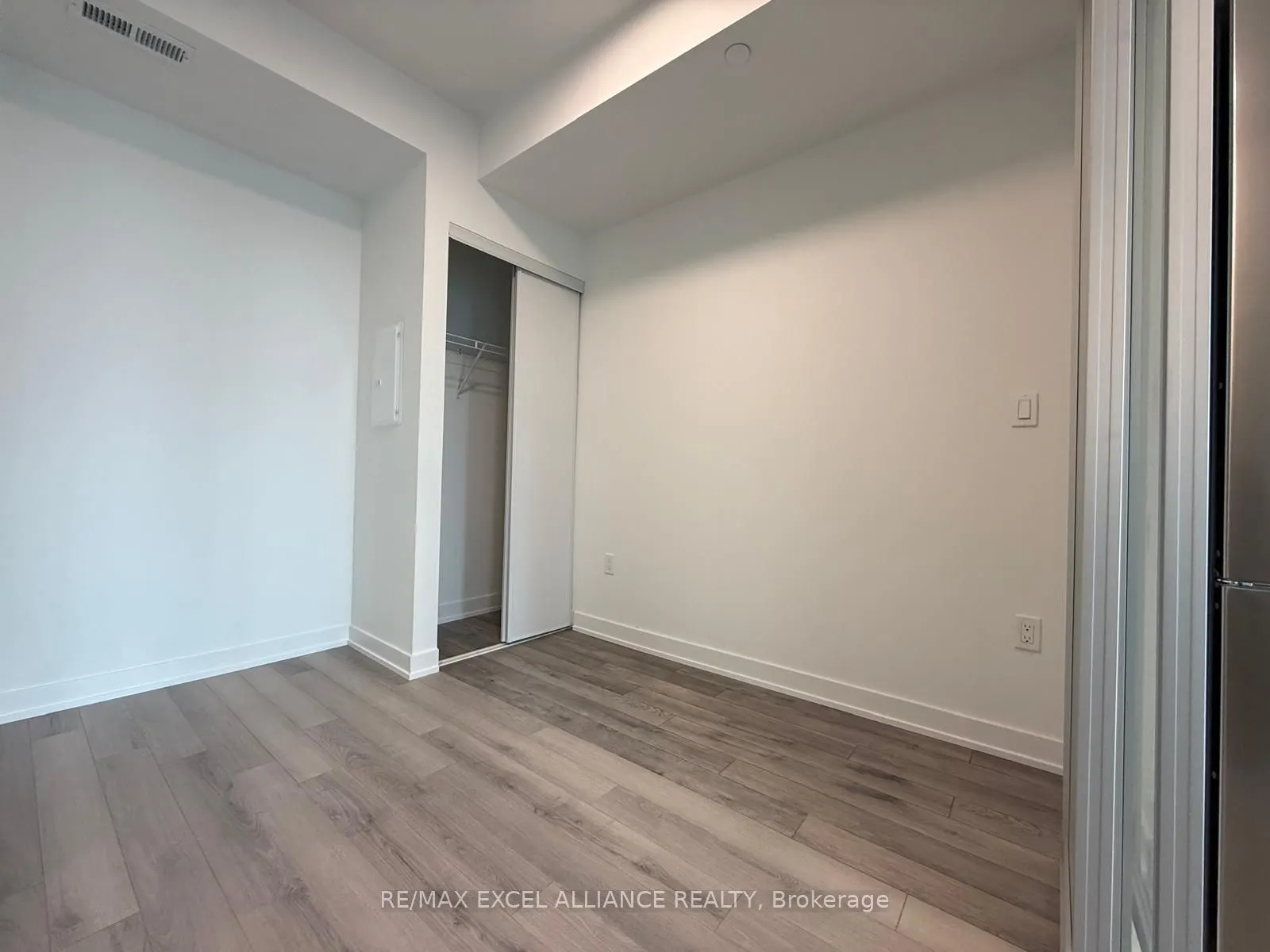 1005 Dundas Street E, #822