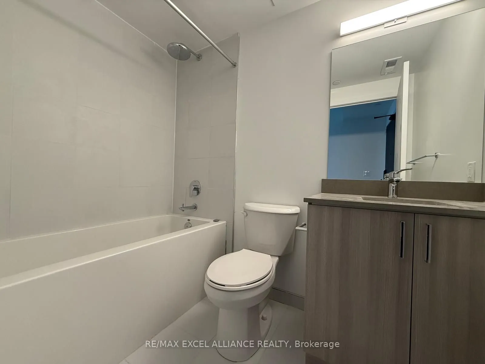 1005 Dundas Street E, #822