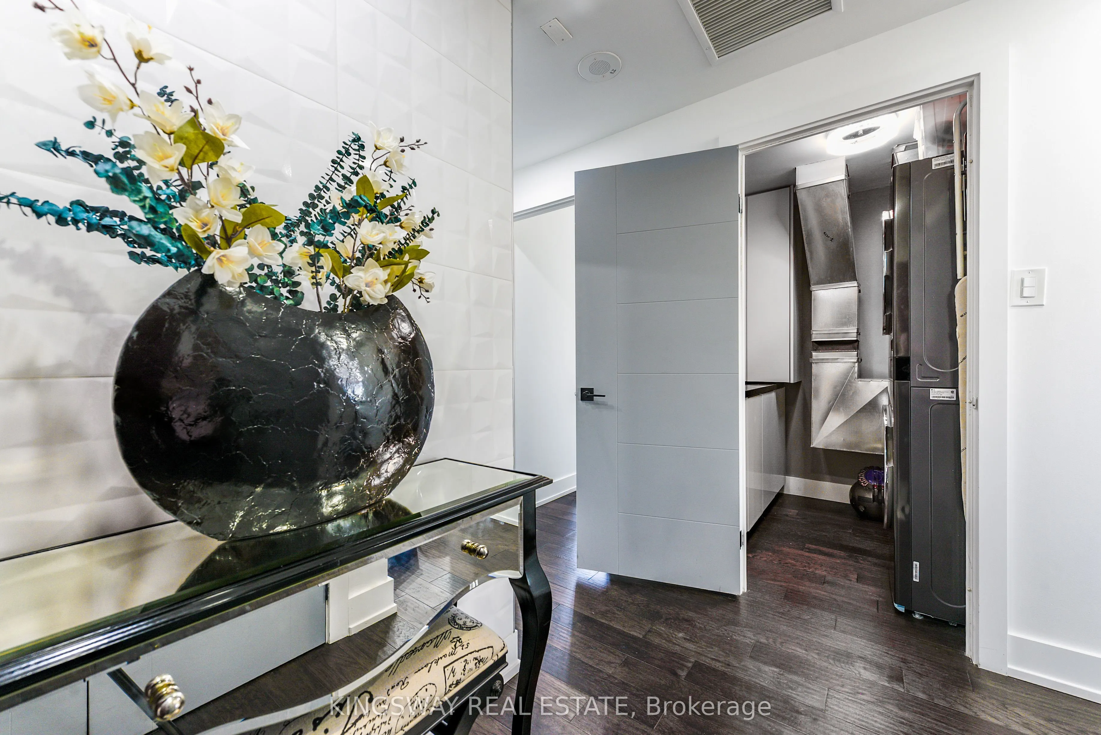 880 Dundas Street, #UPH02